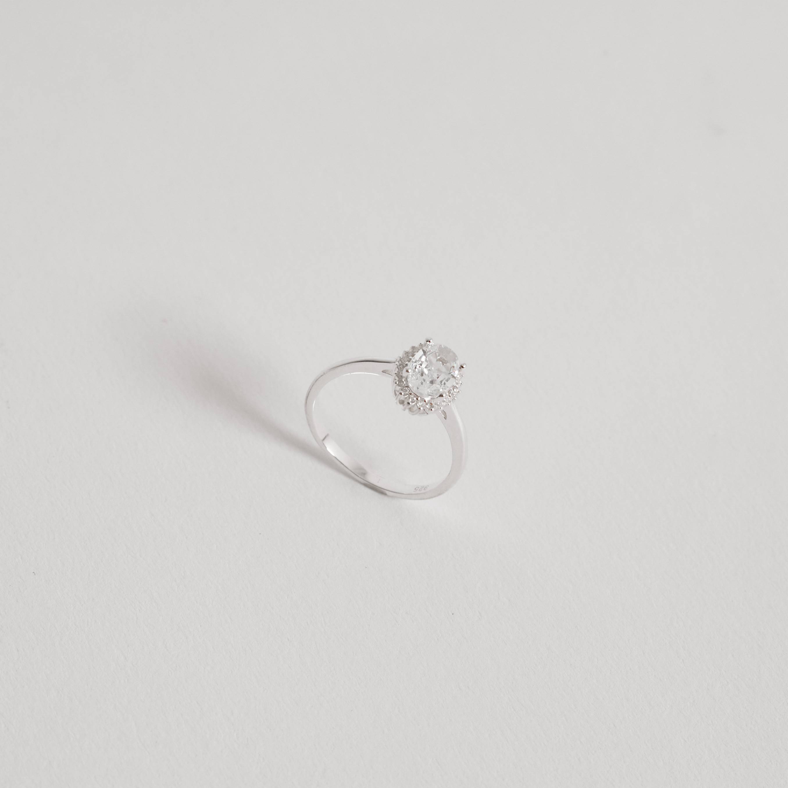 Anel zircônia oval com cravejado