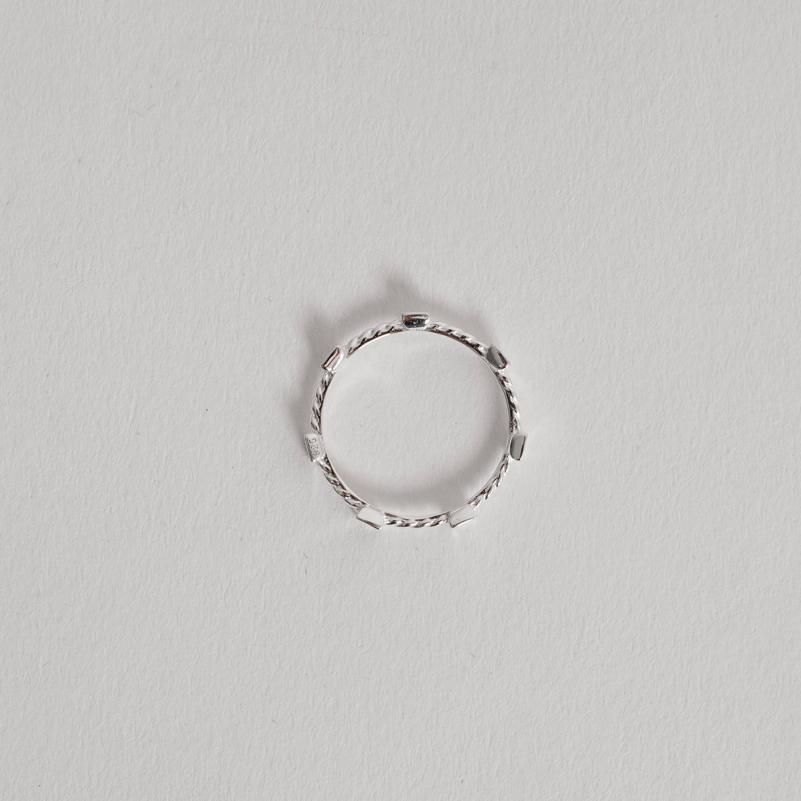 Imagem Secundária Anel torcido com zircônias quadradas