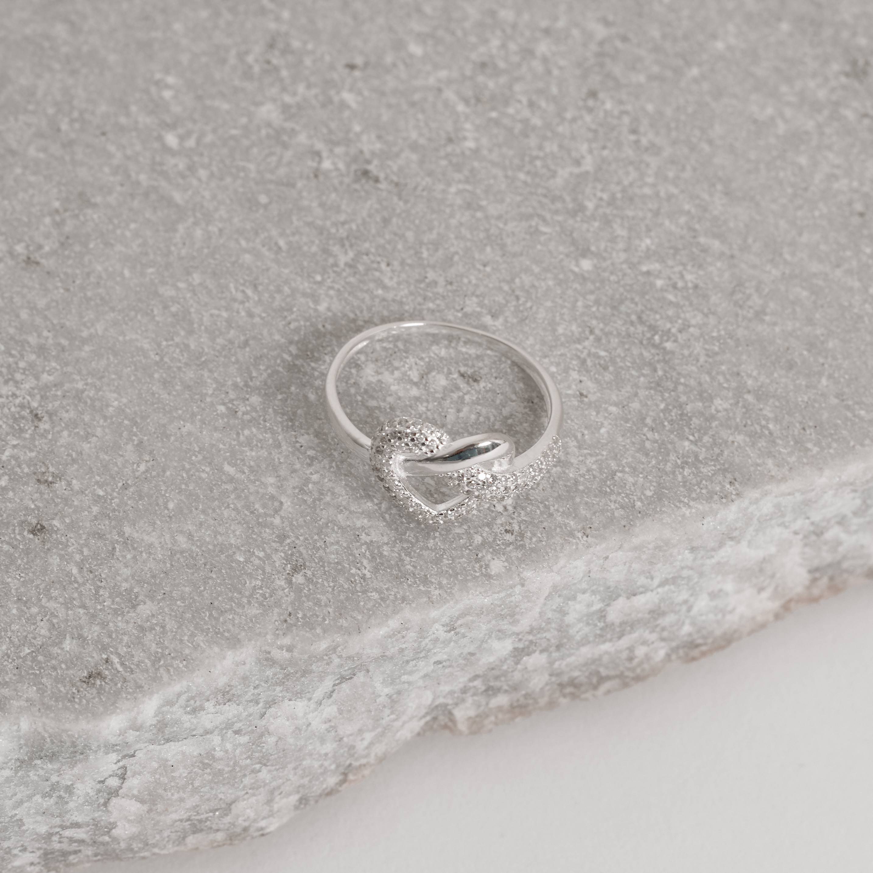 Imagem Secundária Anel nó coração com cravejado triplo