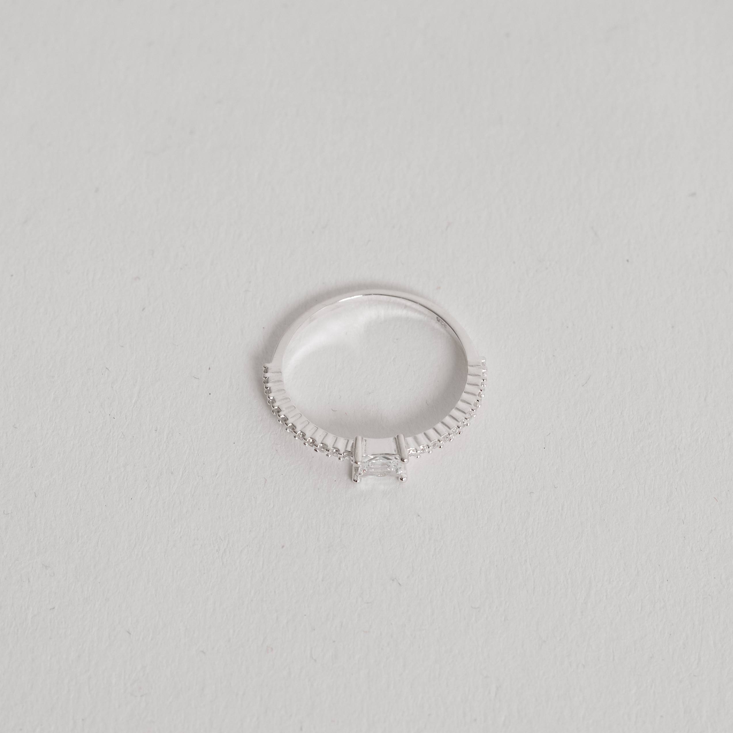 Imagem Anel meia aliança com solitário zircônia retangular 4mm