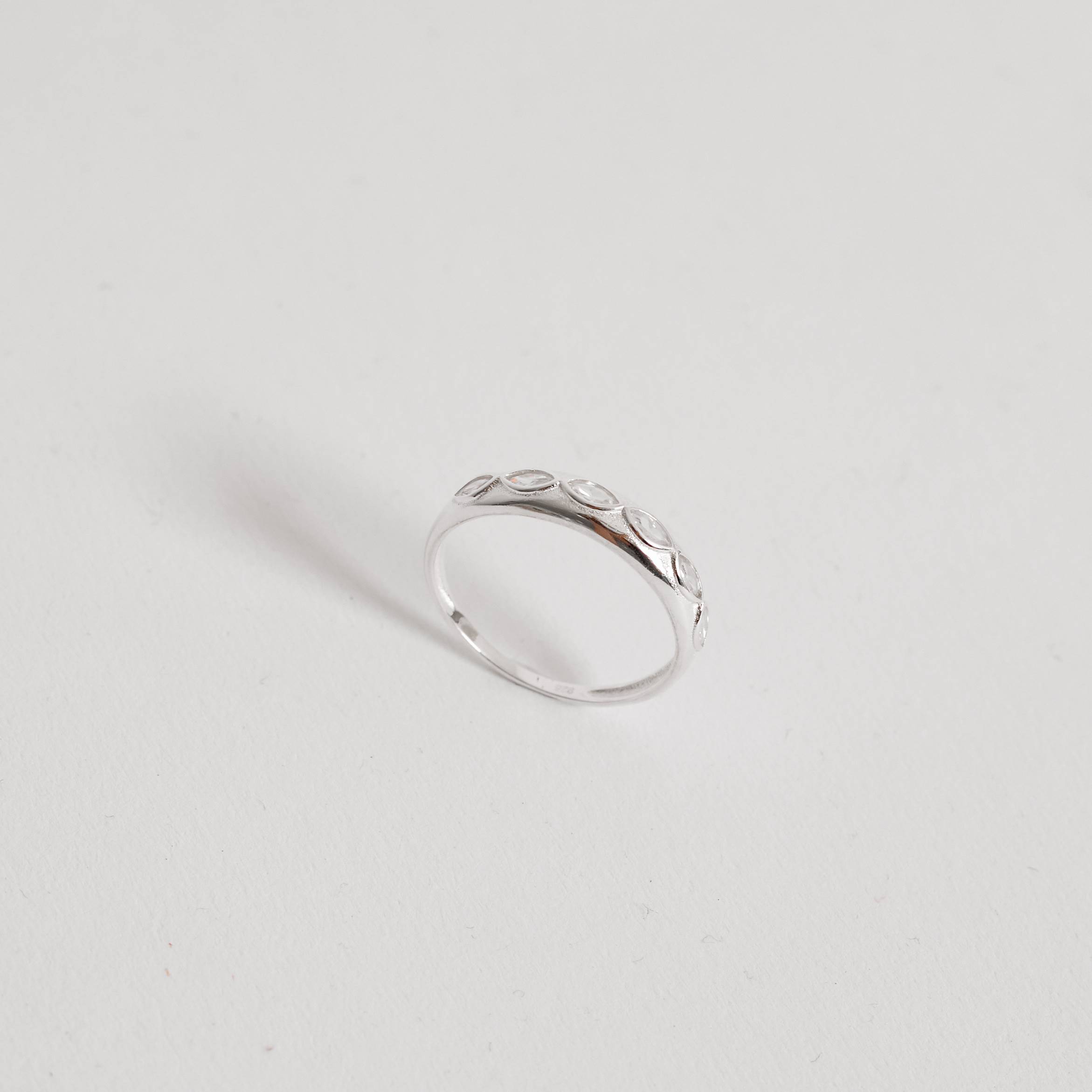 Anel cravejado de zircônias navetes