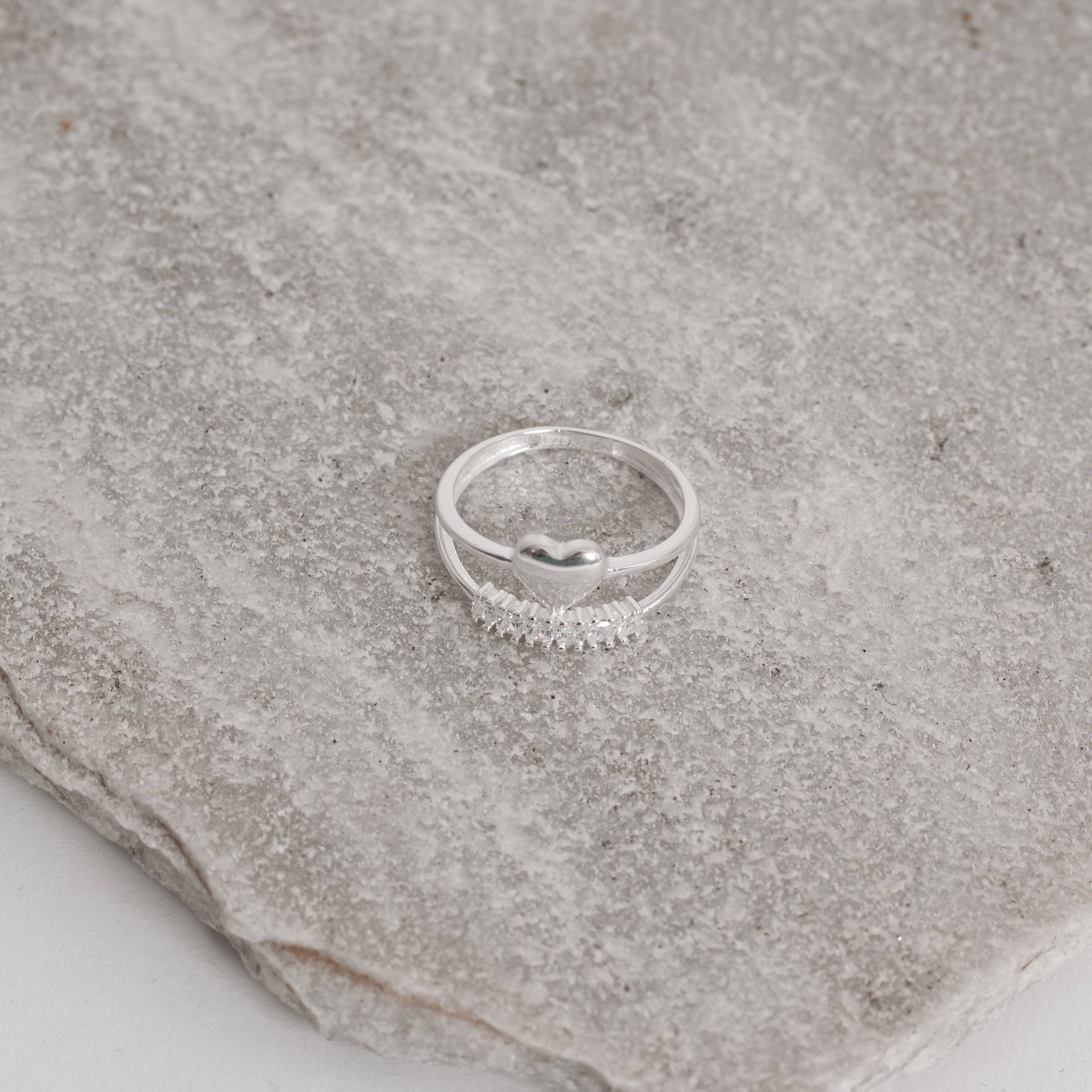 Anel fio duplo coração com zircônias quadrada