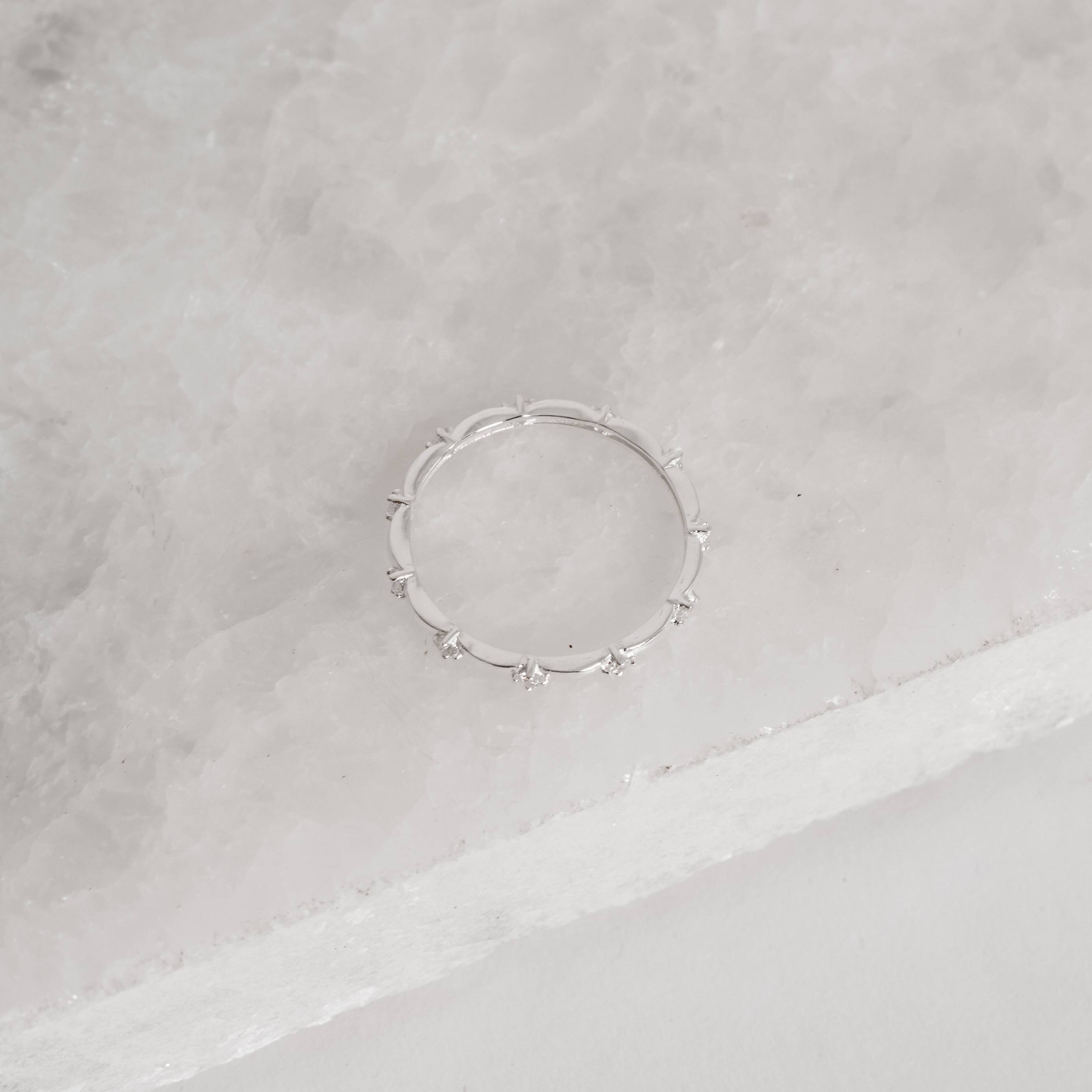 Anel aliança com zircônias cristal