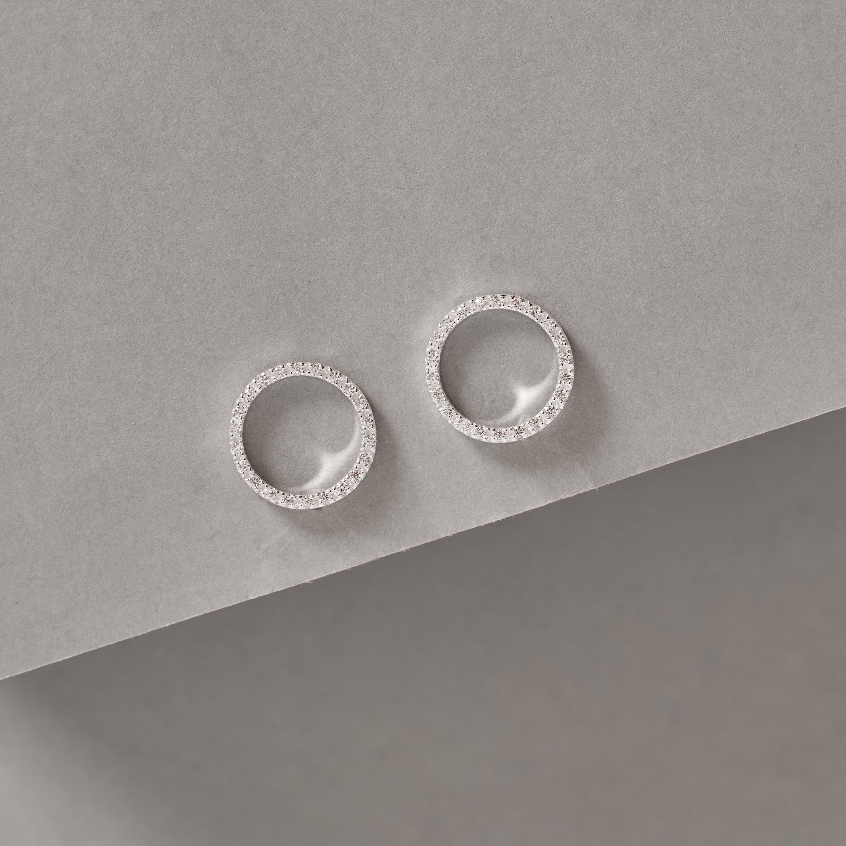 Imagem Brinco círculo vazado cravejado 15mm