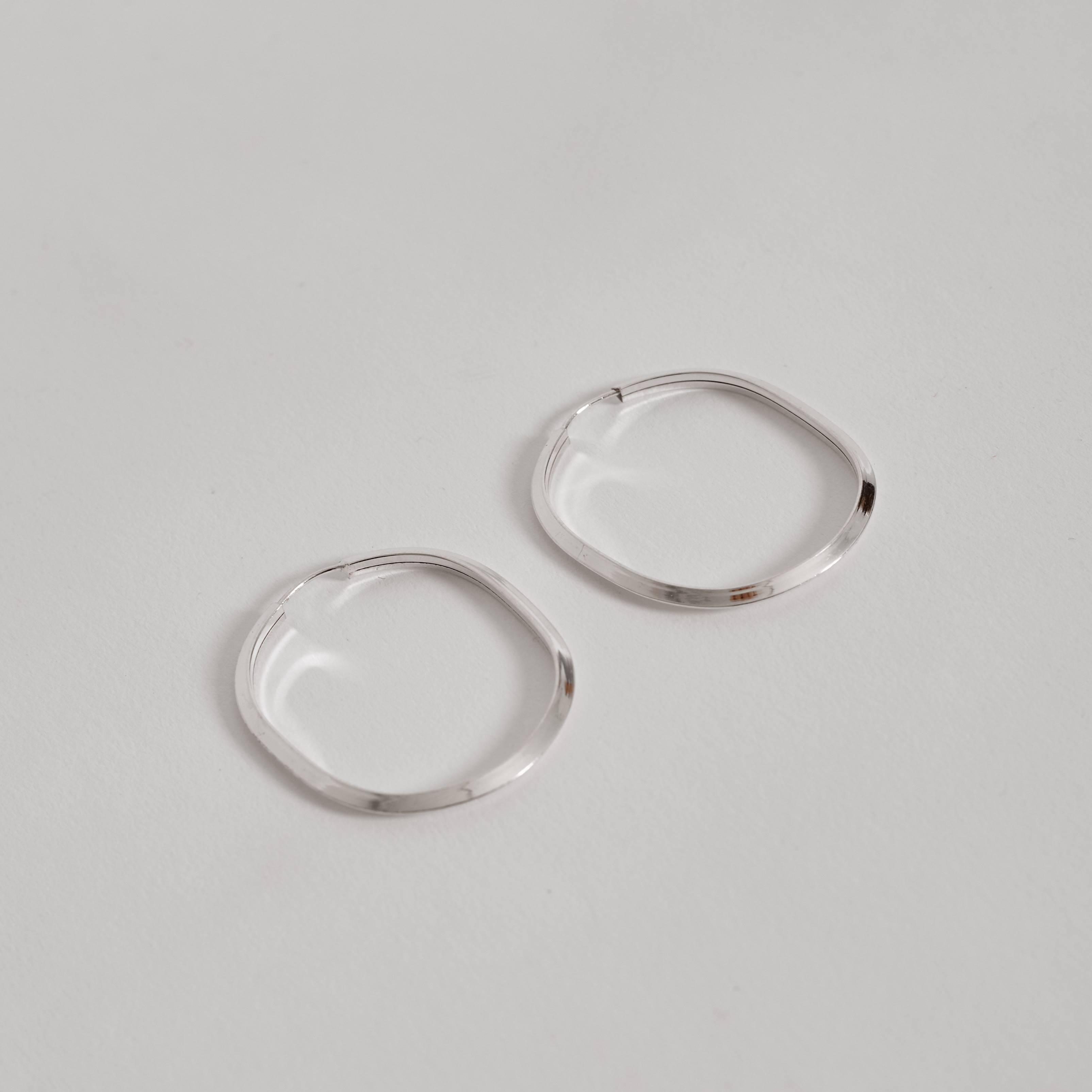 Argola oval 35x29mm fio triângulo