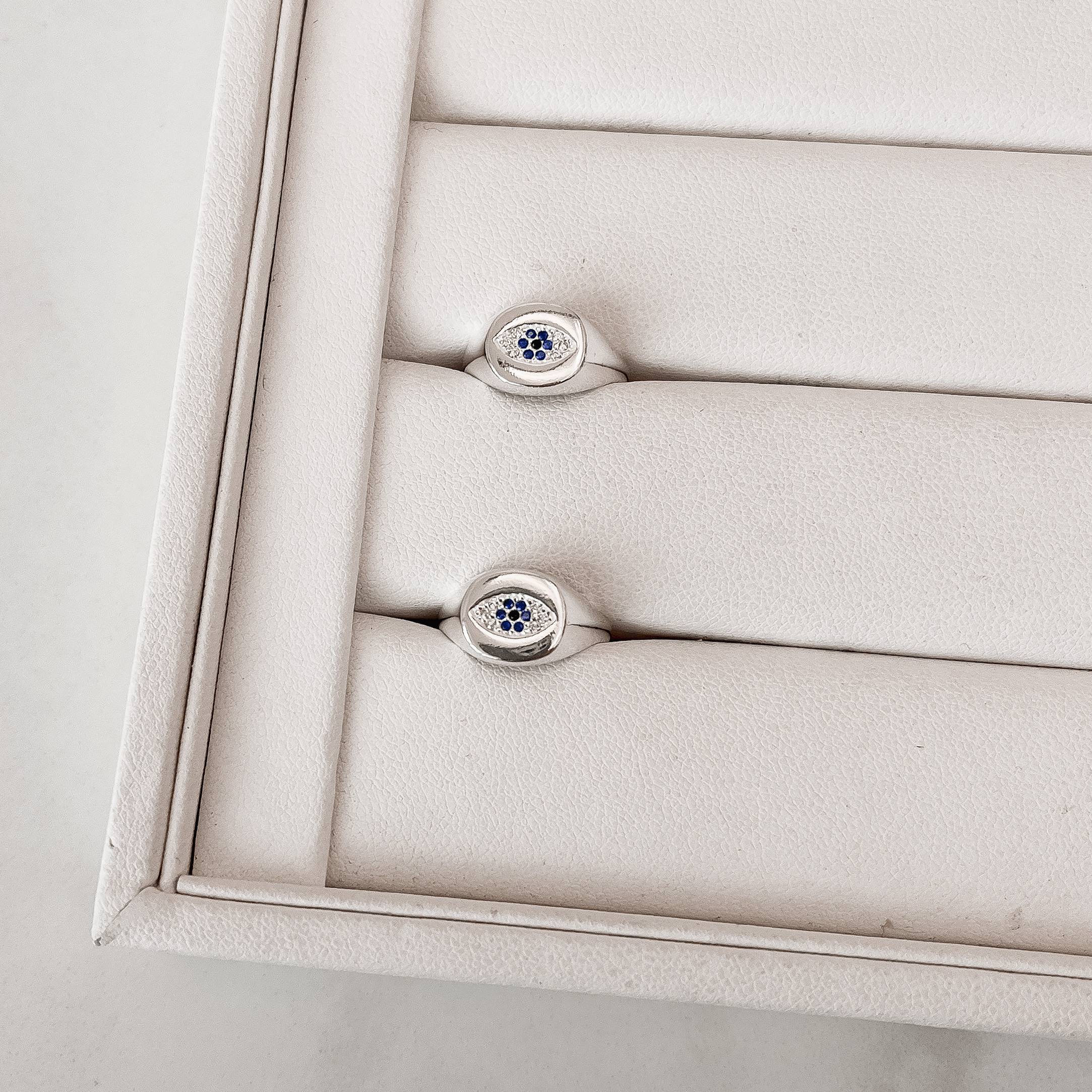 Imagem Anel olho cravejado detalhe zircônias azul dedinho