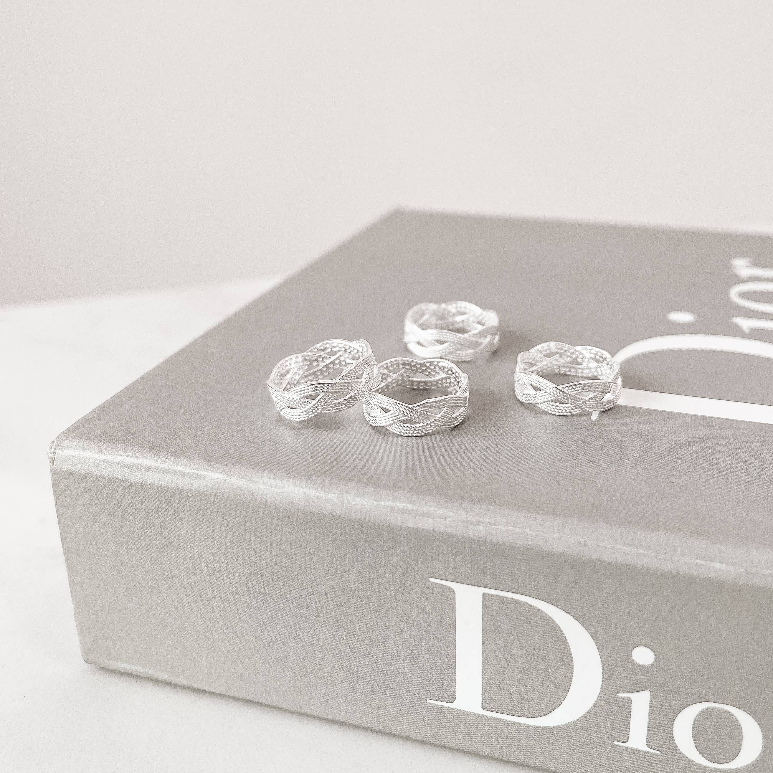 Anel largo trançado desenhado