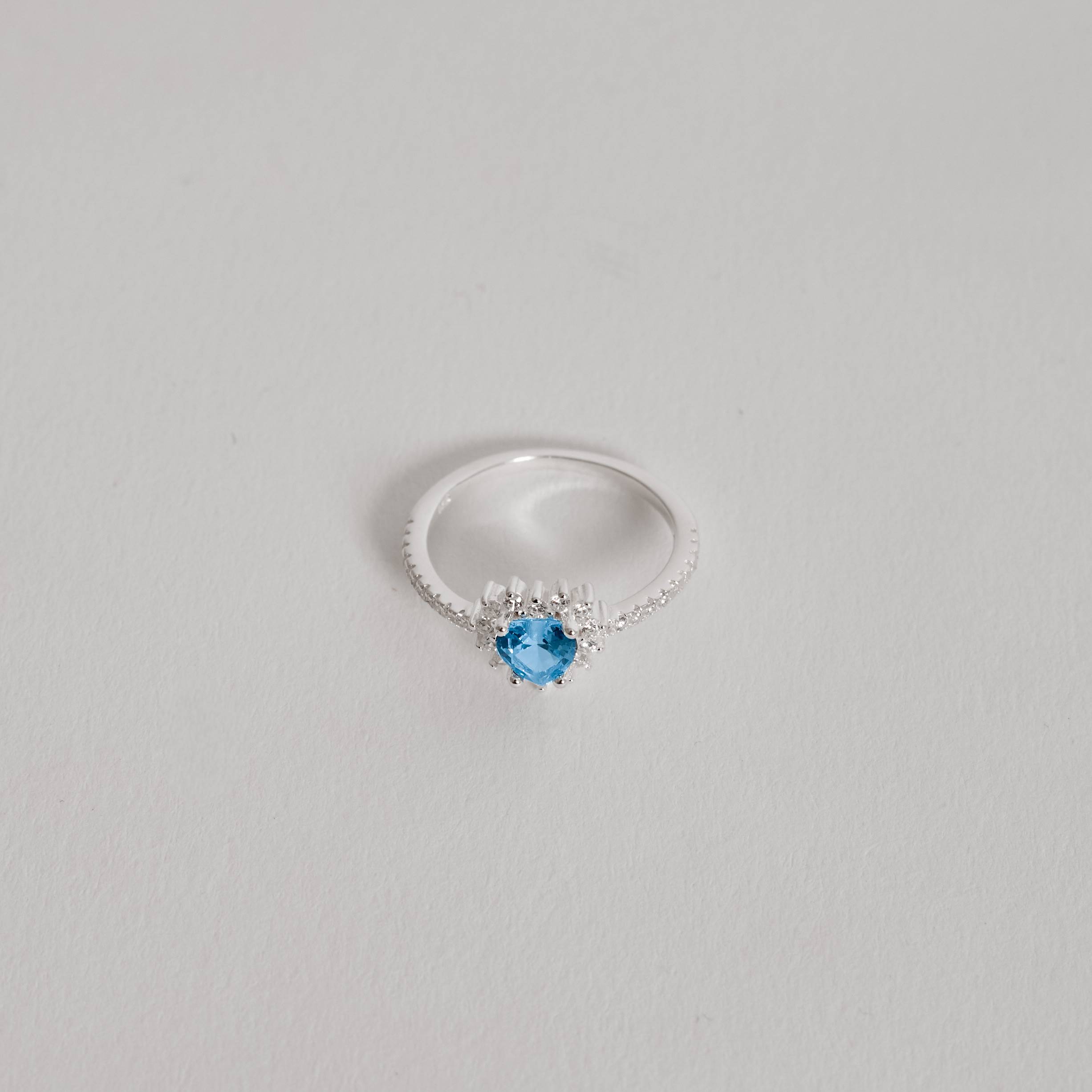 Imagem Secundária Anel meia aliança com zircônia coração azul