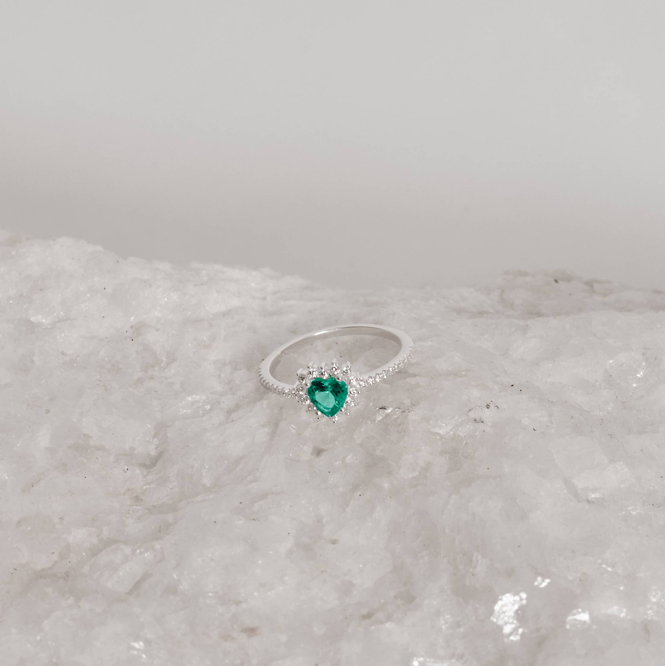 Imagem Anel meia aliança com zircônia coração acqua