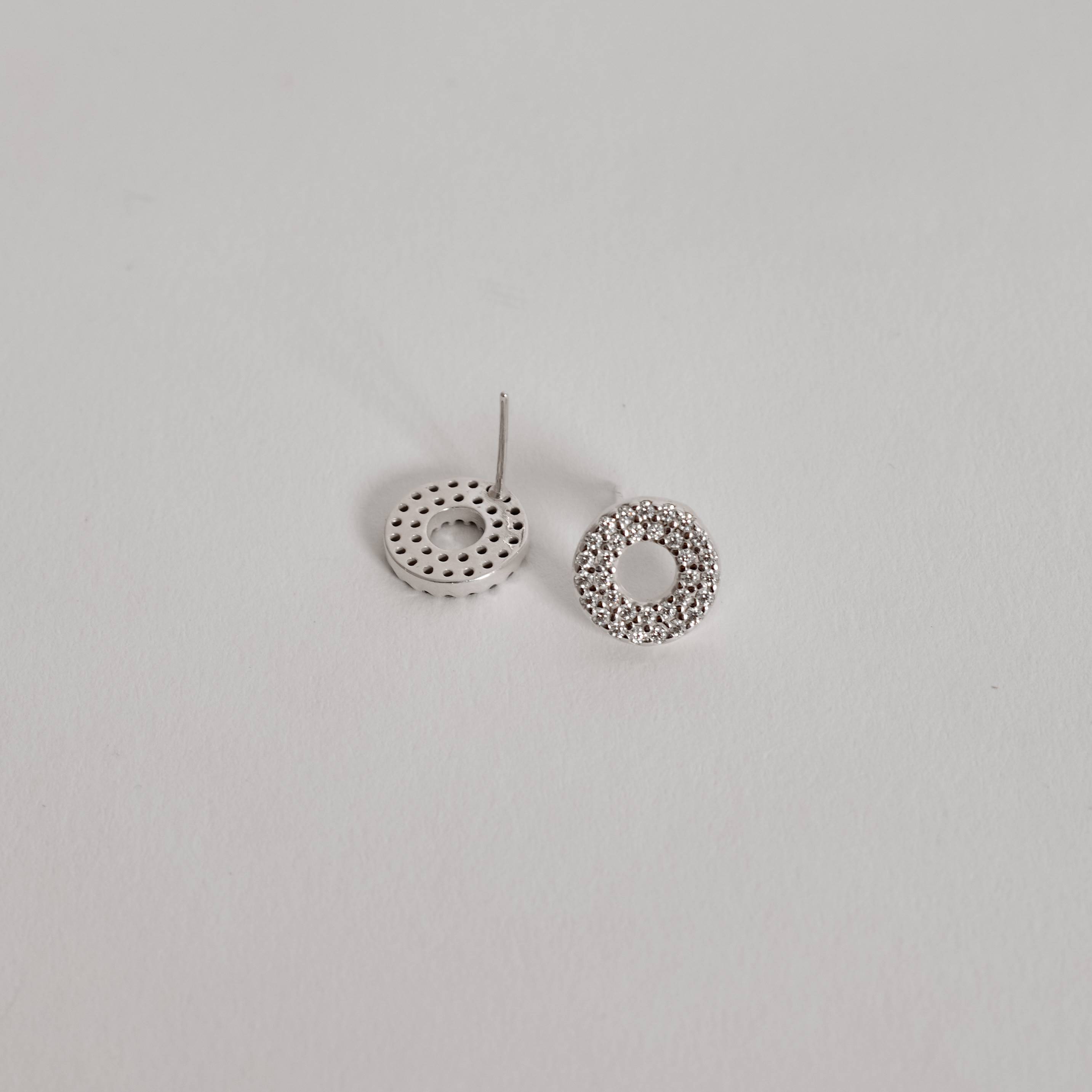 Imagem Secundária Brinco círculo vazado com duplo cravejado 10mm