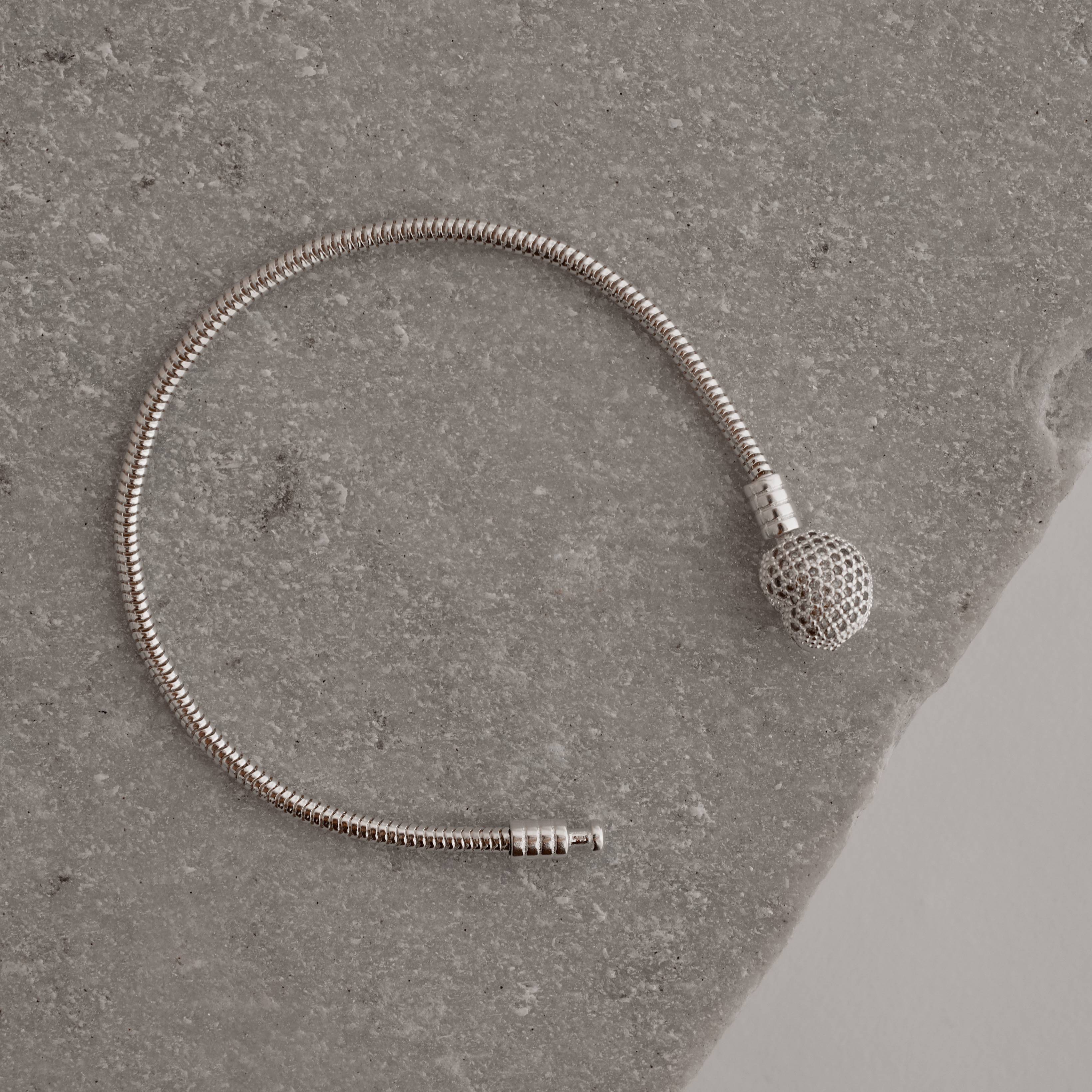 Pulseira para berloques 2.4 fecho coração cravejado