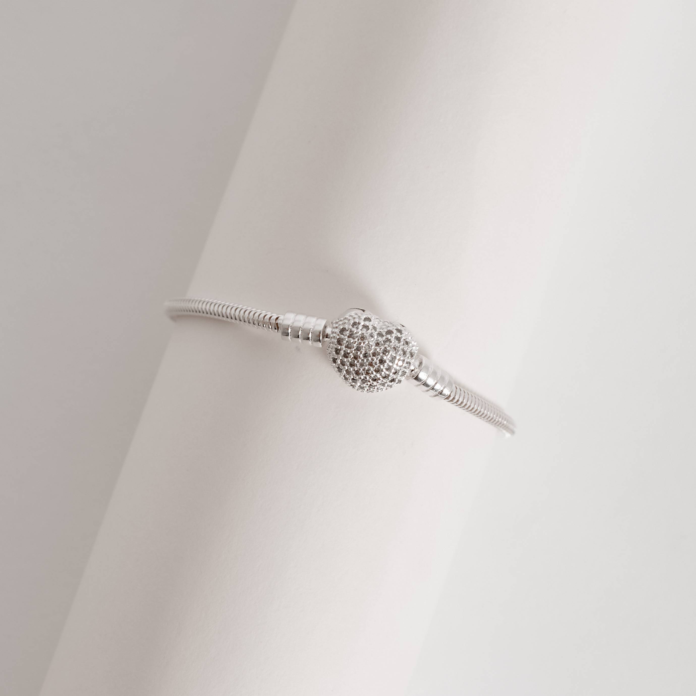 Imagem Secundária Pulseira para berloques 2.4 fecho coração cravejado