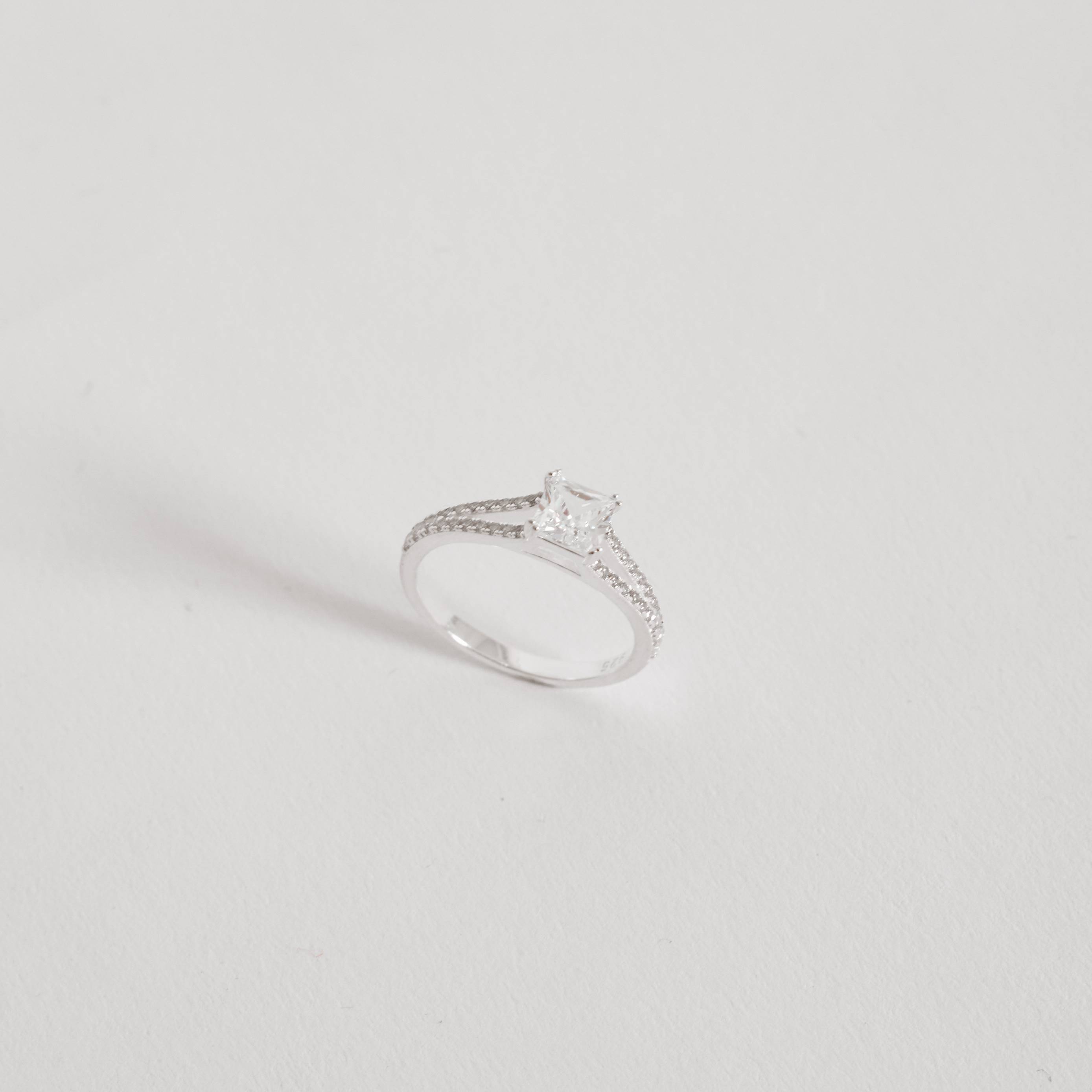 Anel solitário zircônia quadrada 5mm com fio duplo cravejado