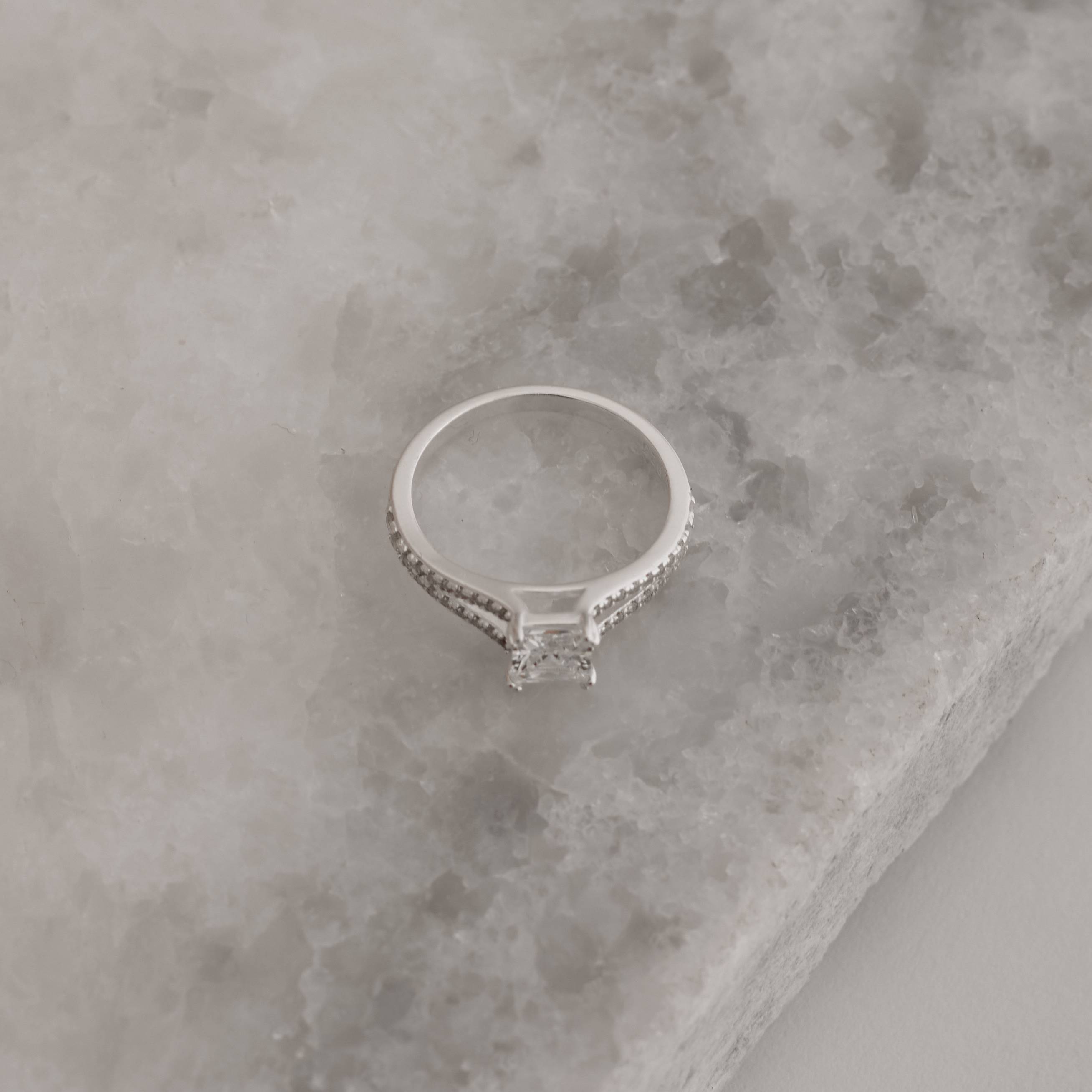 Imagem Secundária Anel solitário zircônia quadrada 5mm com fio duplo cravejado