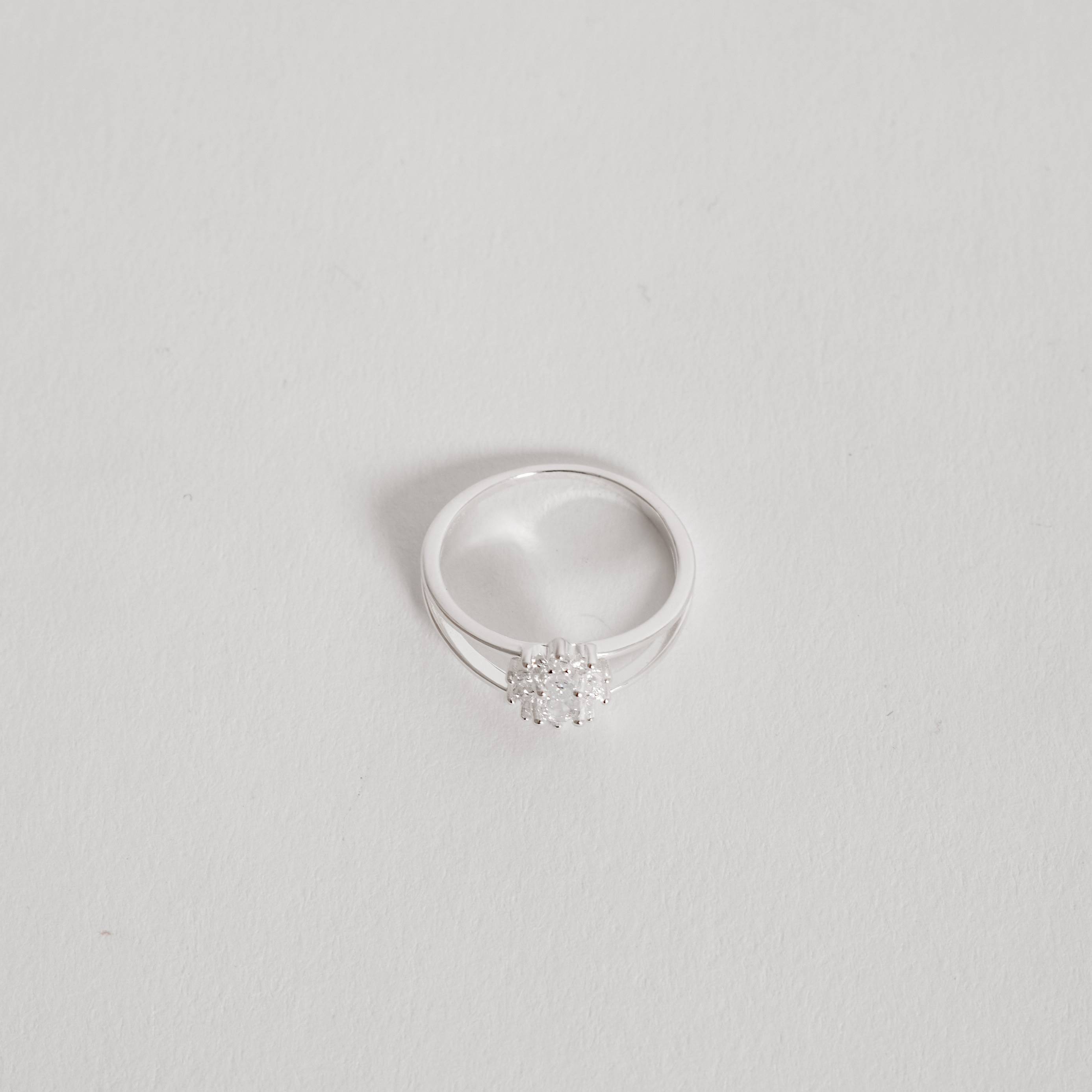 Anel fio duplo zircônia oval com cravejado
