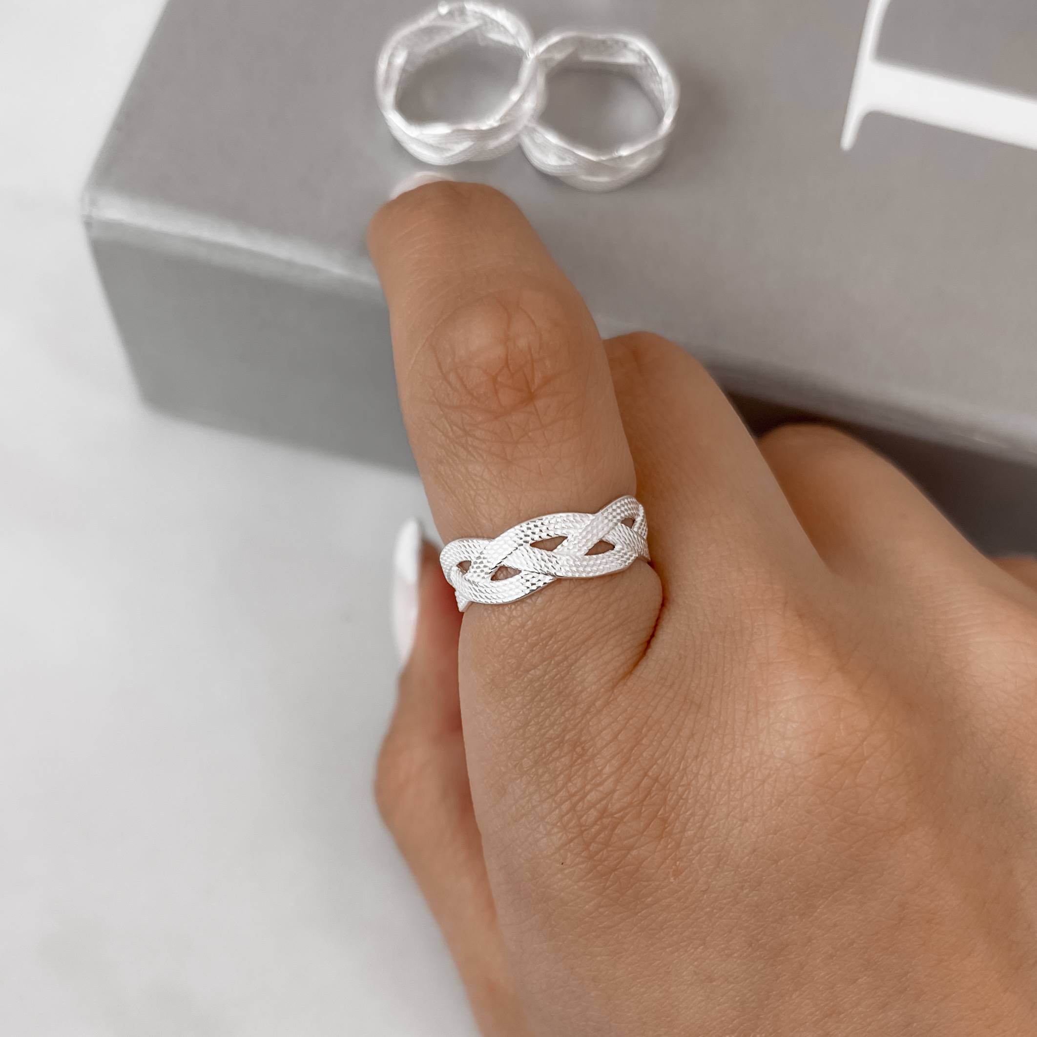 Imagem Secundária Anel largo trançado desenhado