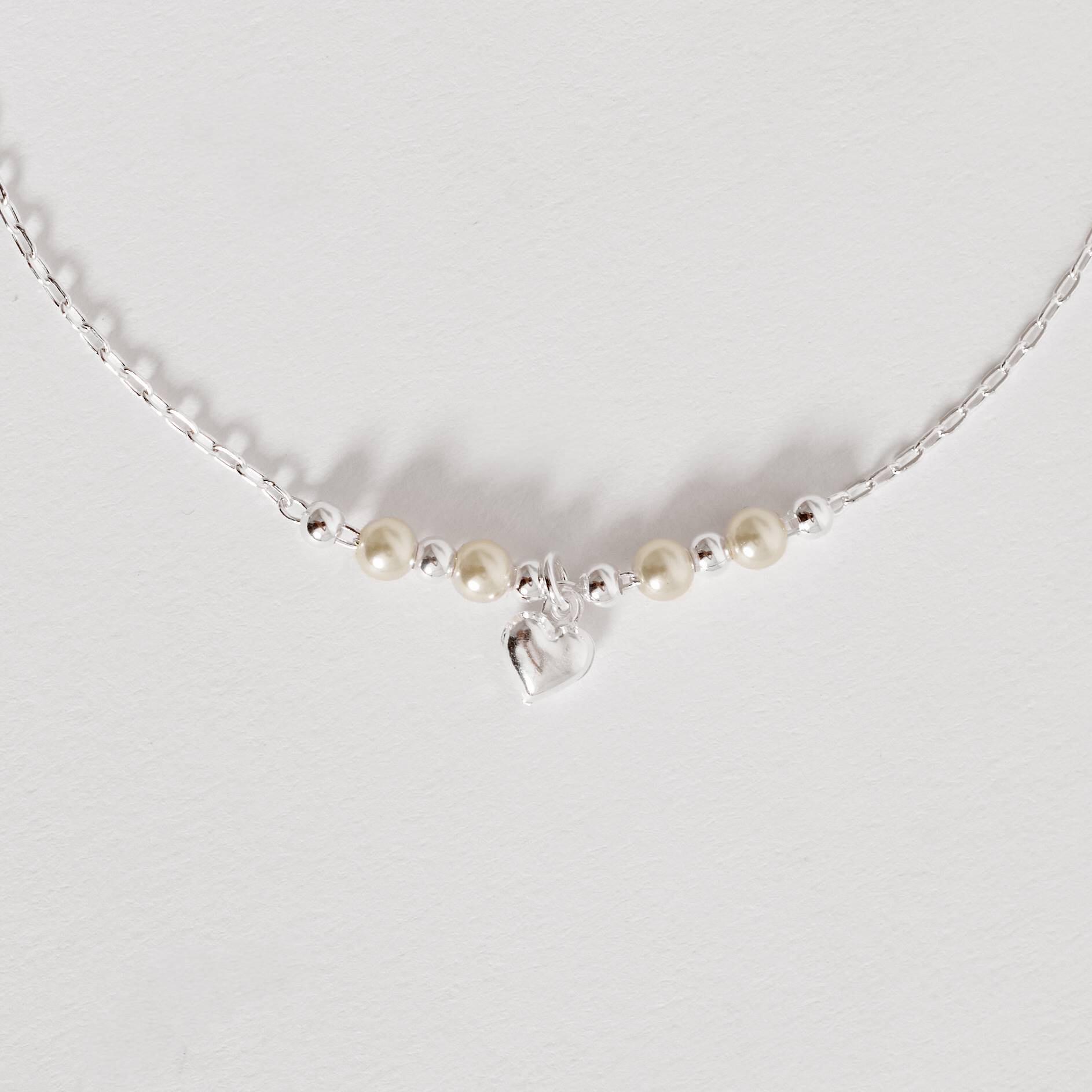 Imagem Pulseira entremeio bolas e pérolas com pingente coração 6mm 19cm