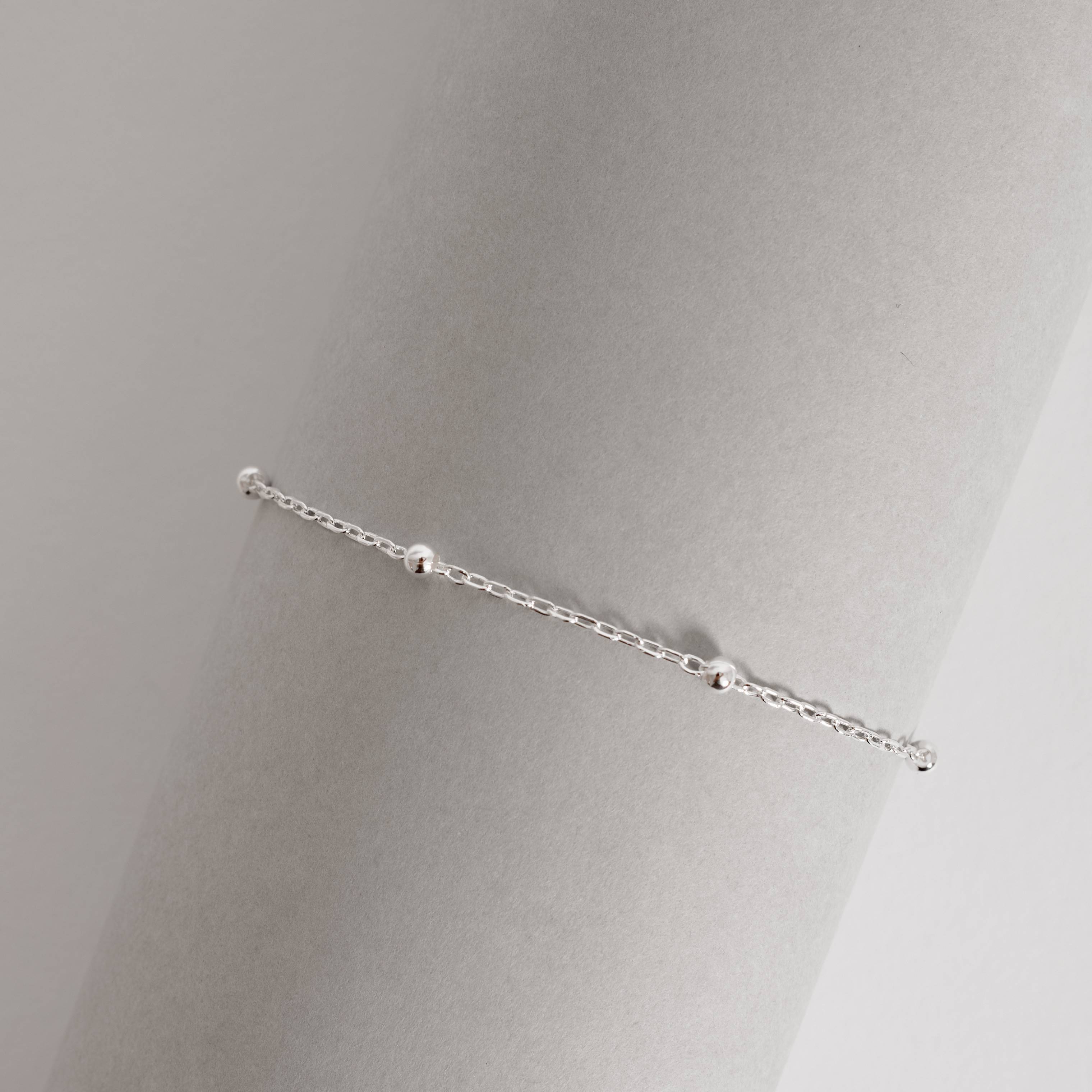 Imagem Pulseira entremeios bolas 3mm corrente cadeado 19cm