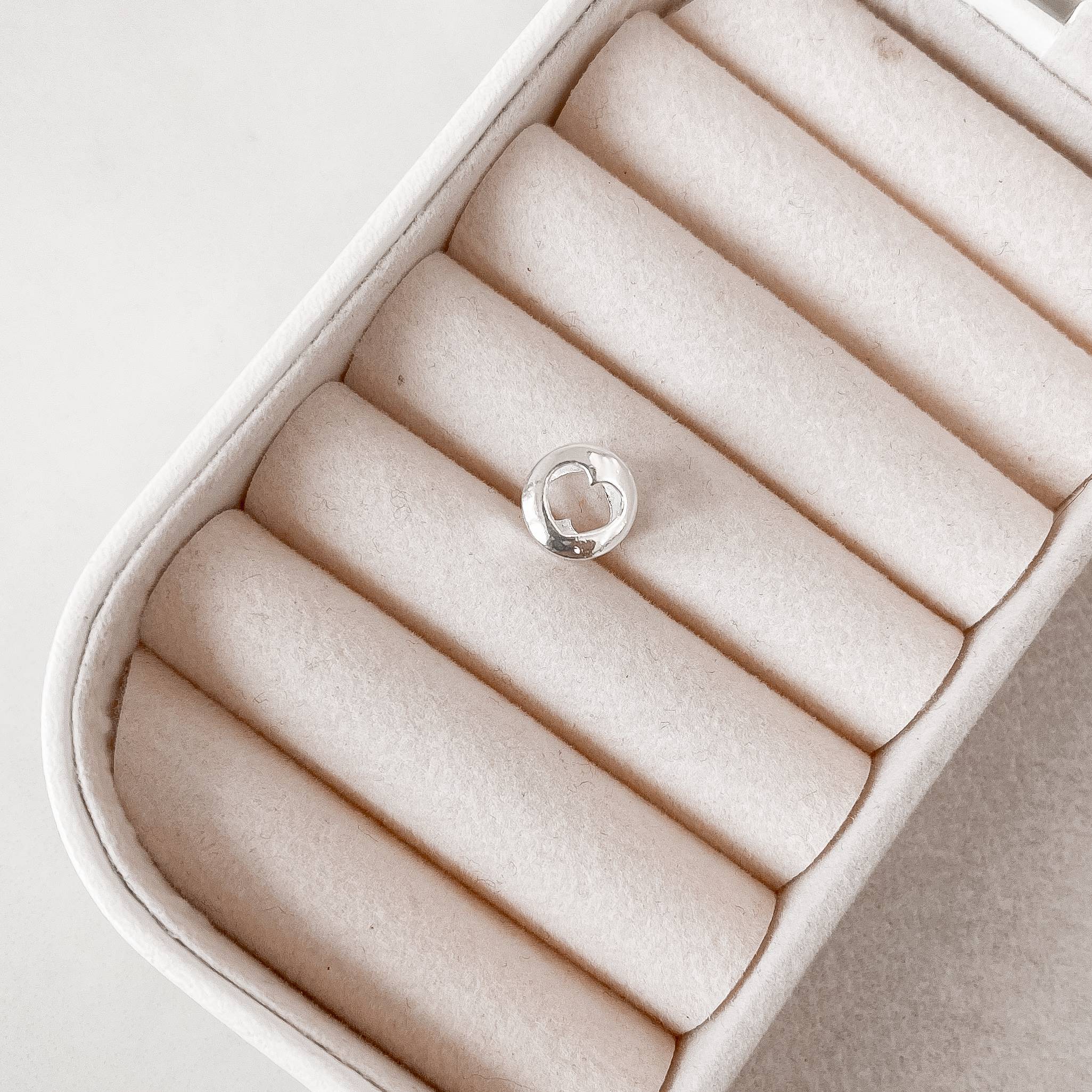 Berloque separador corações vazados 9mm