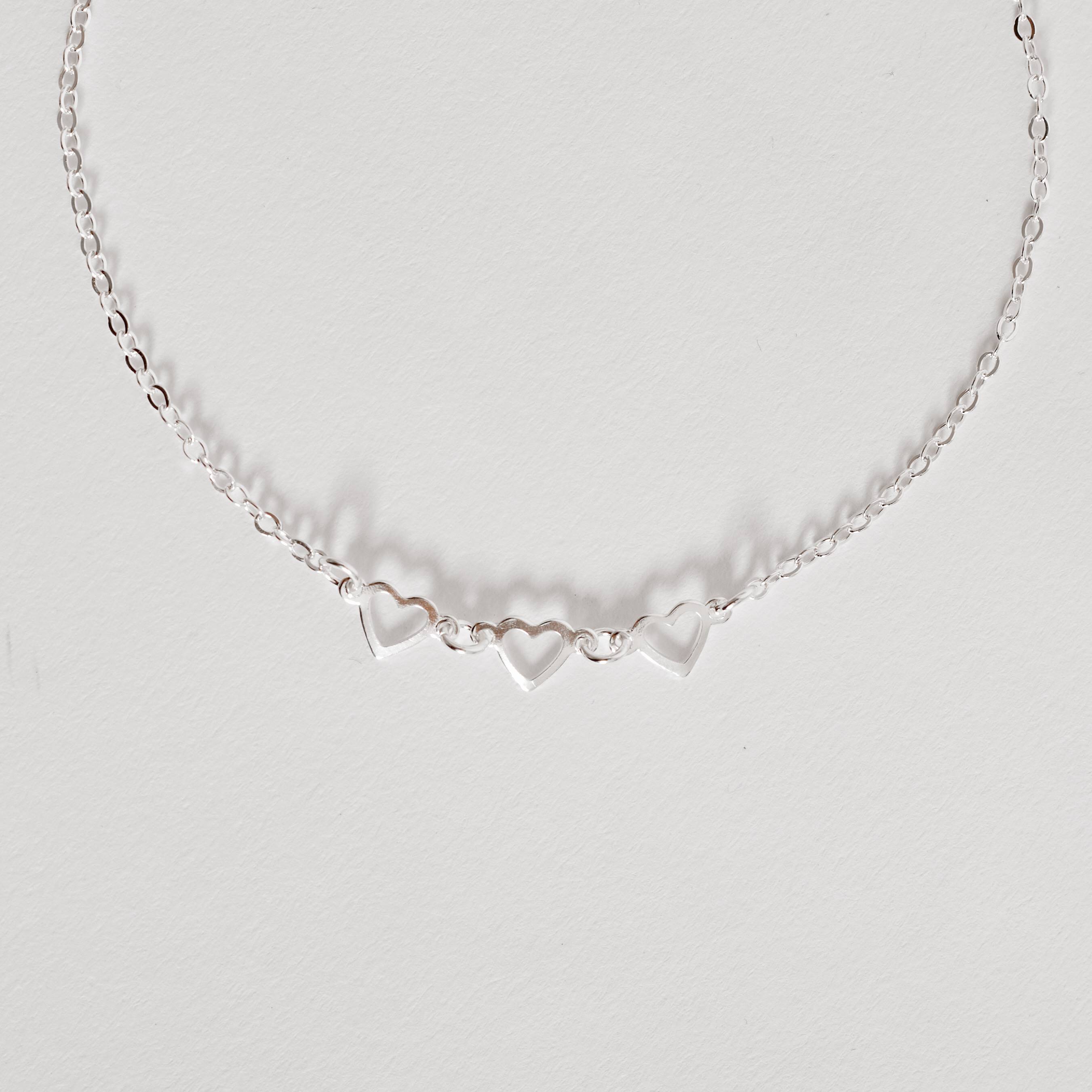 Imagem Pulseira entremeio corações vazados 6mm corrente cadeado 19cm