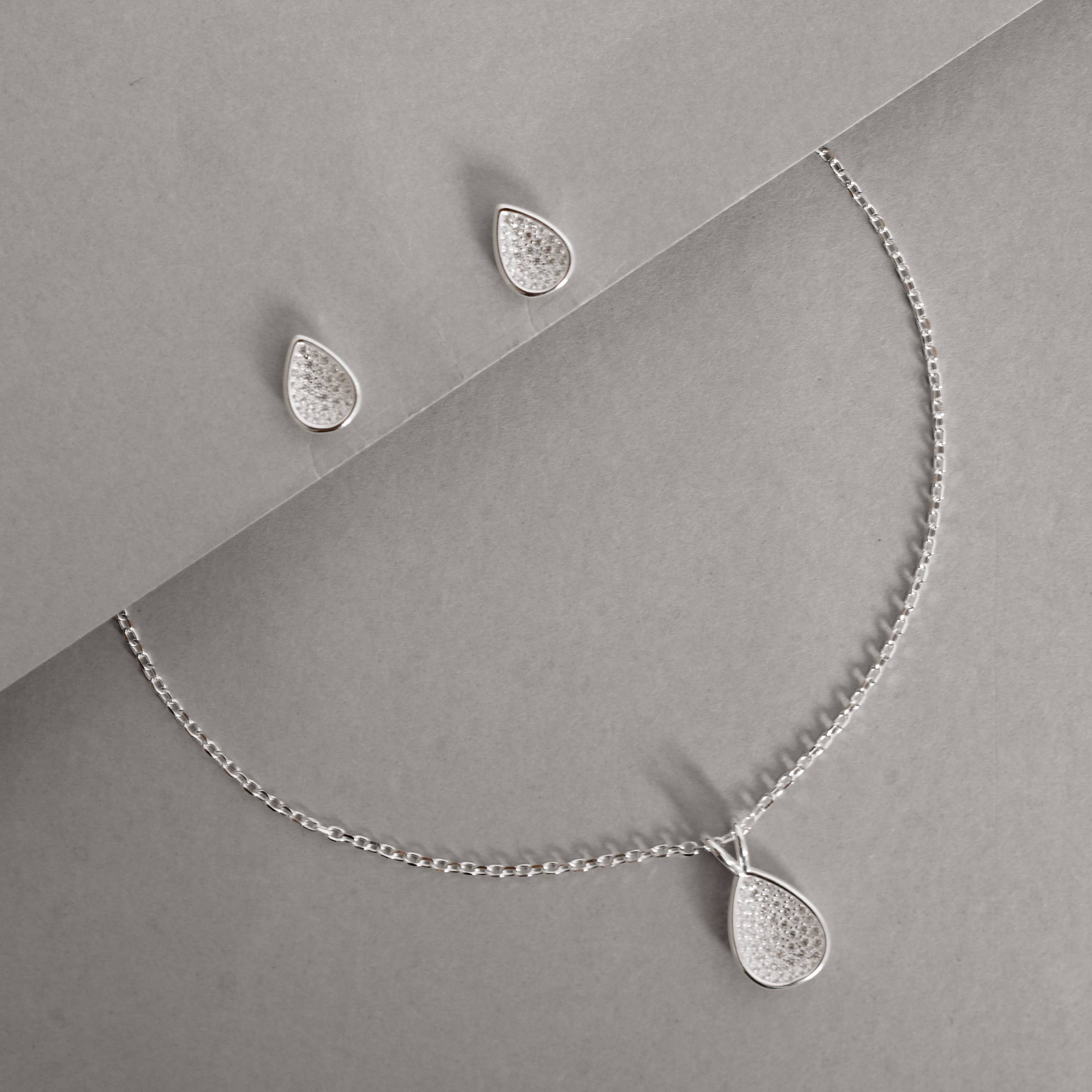 Conjunto brinco e colar gota cravejada 12mm corrente cadeado 40+5cm