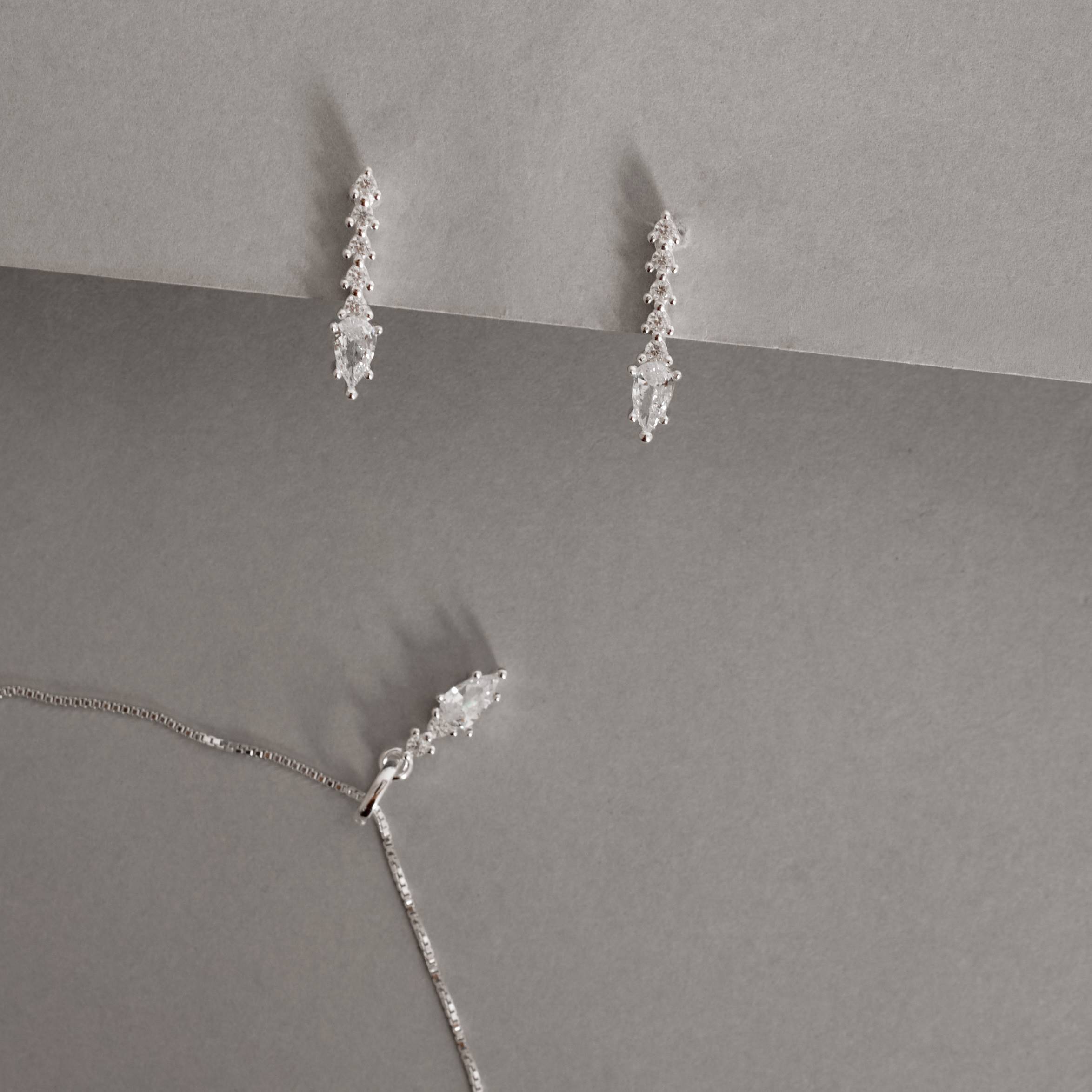 Conjunto brinco e colar zircônias redonda e gota 10mm 45cm