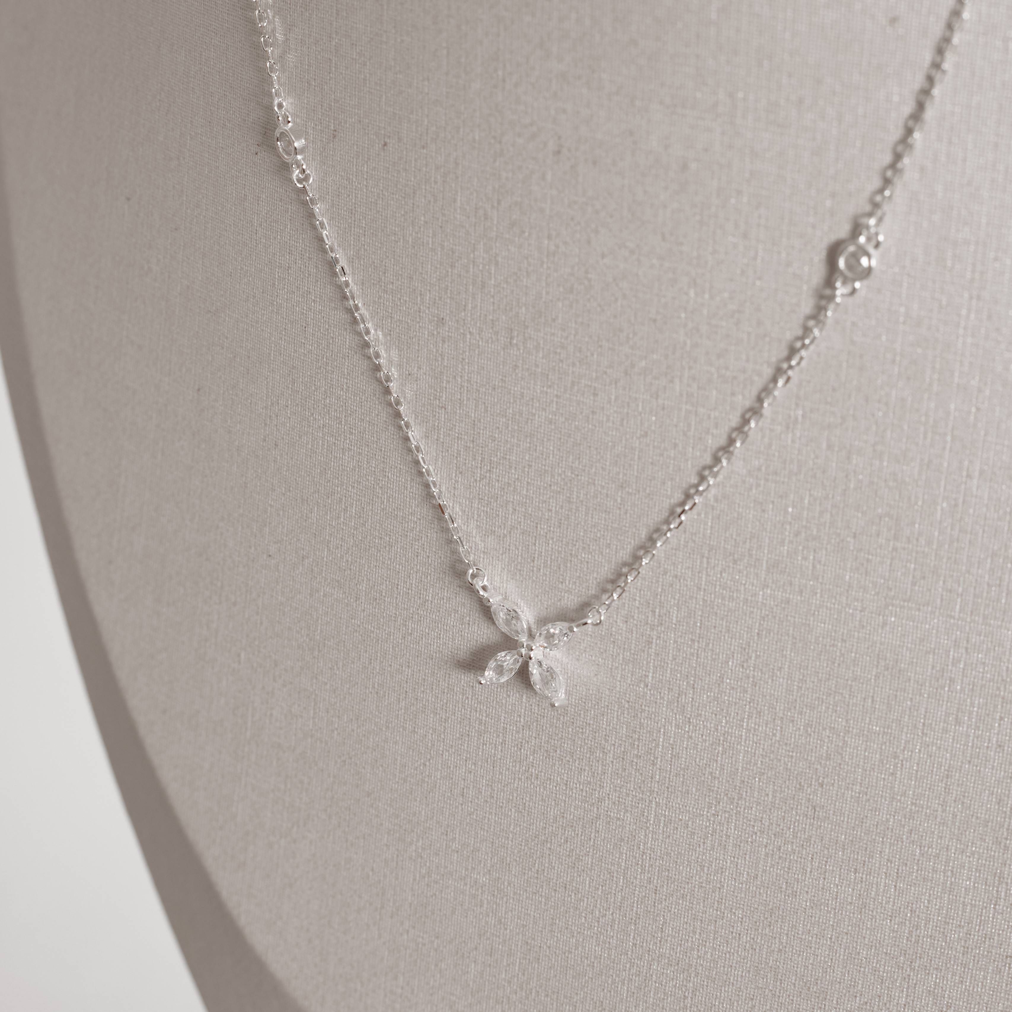 Imagem Secundária Colar entremeios zircônias e flor 9mm corrente cadeado 40+5cm