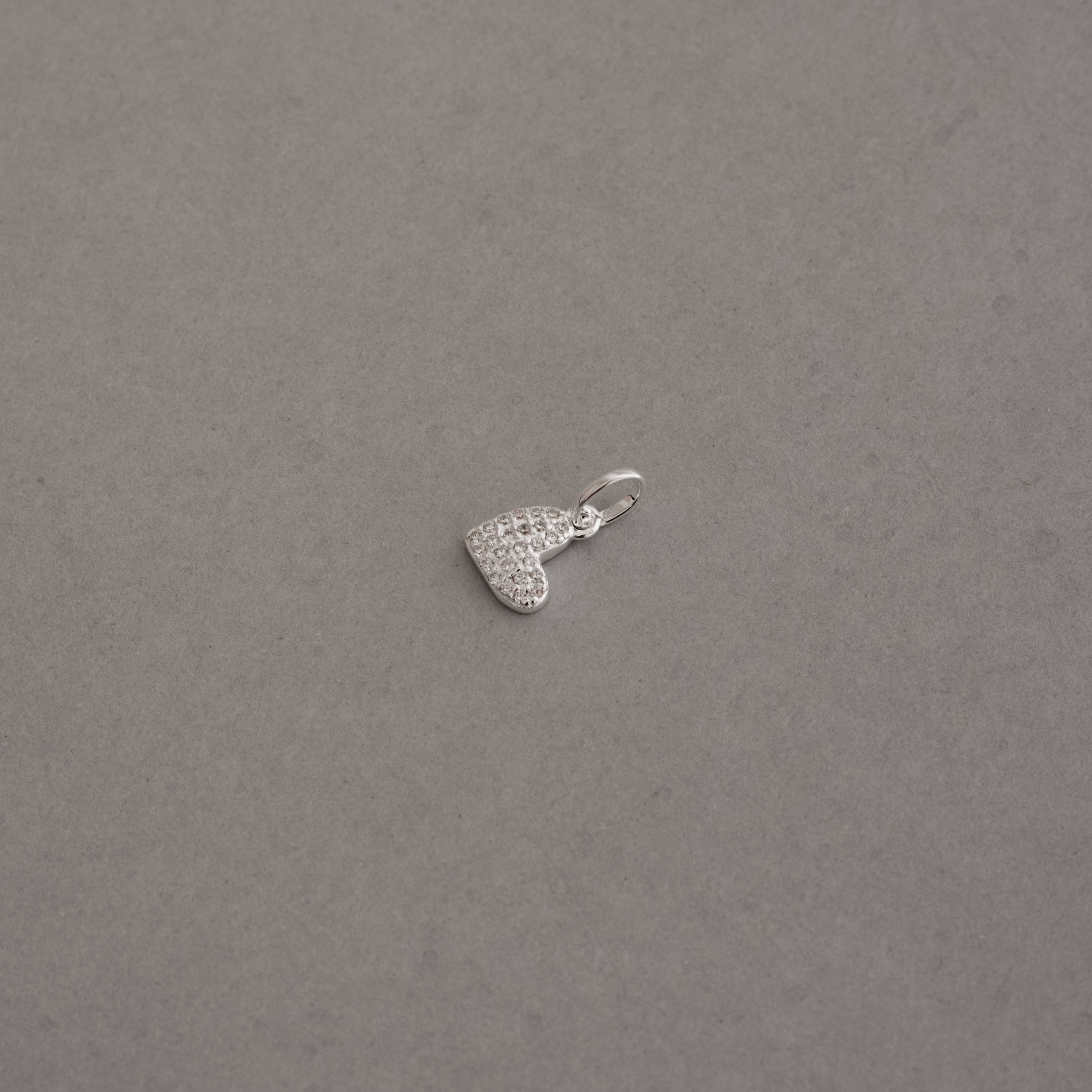 Pingente coração de lado cravejado 8mm