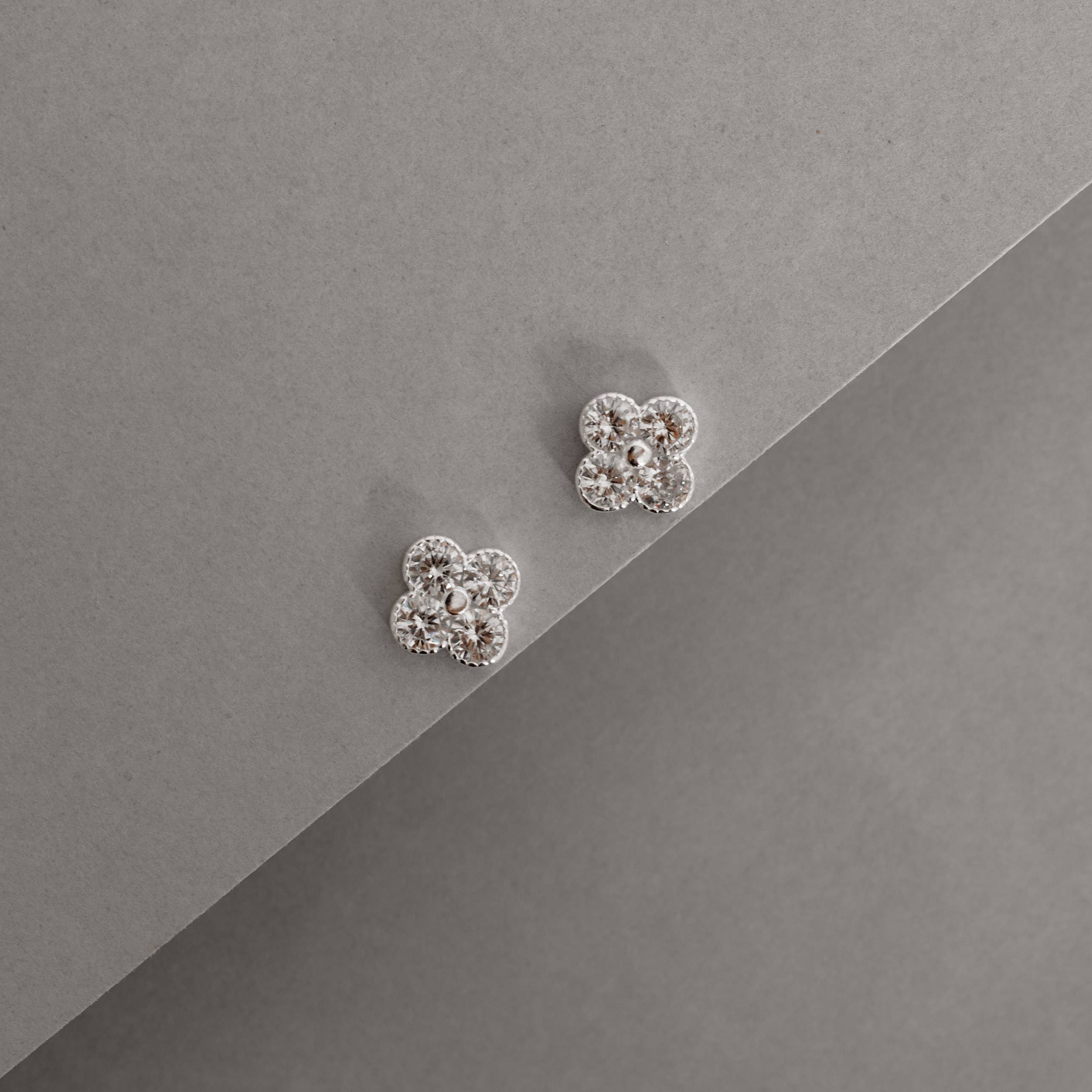 Brinco trevo com zircônias 9mm