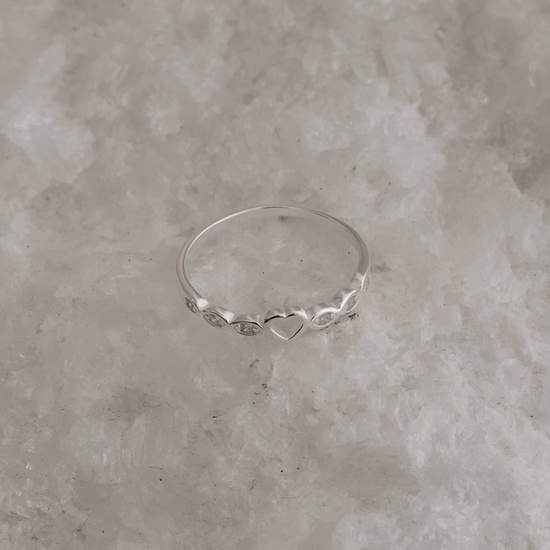 Imagem Anel coração vazado com navetes cravejados