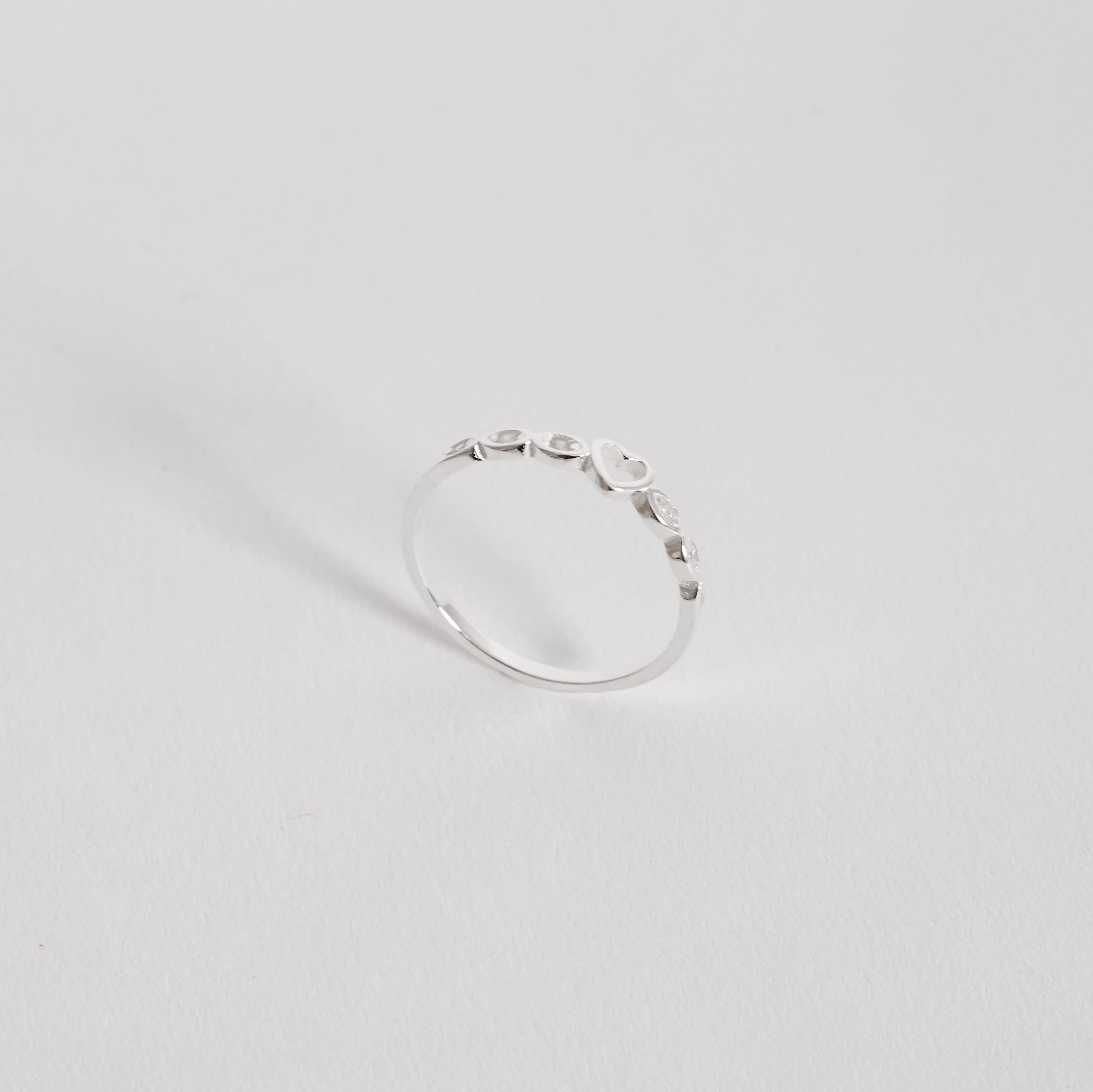 Imagem Secundária Anel coração vazado com navetes cravejados