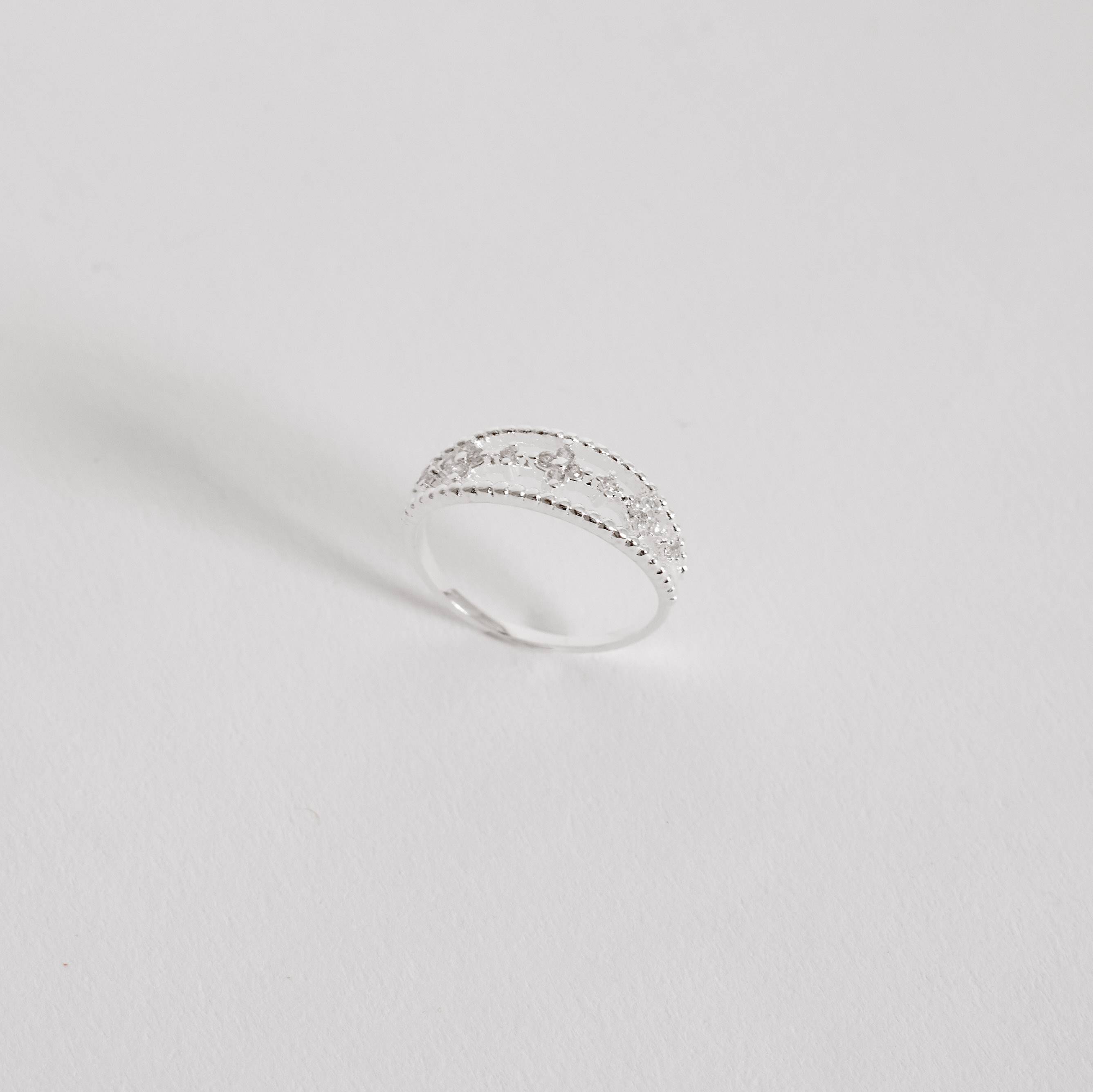 Imagem Secundária Anel fio triplo bolinhas e trevos cravejados