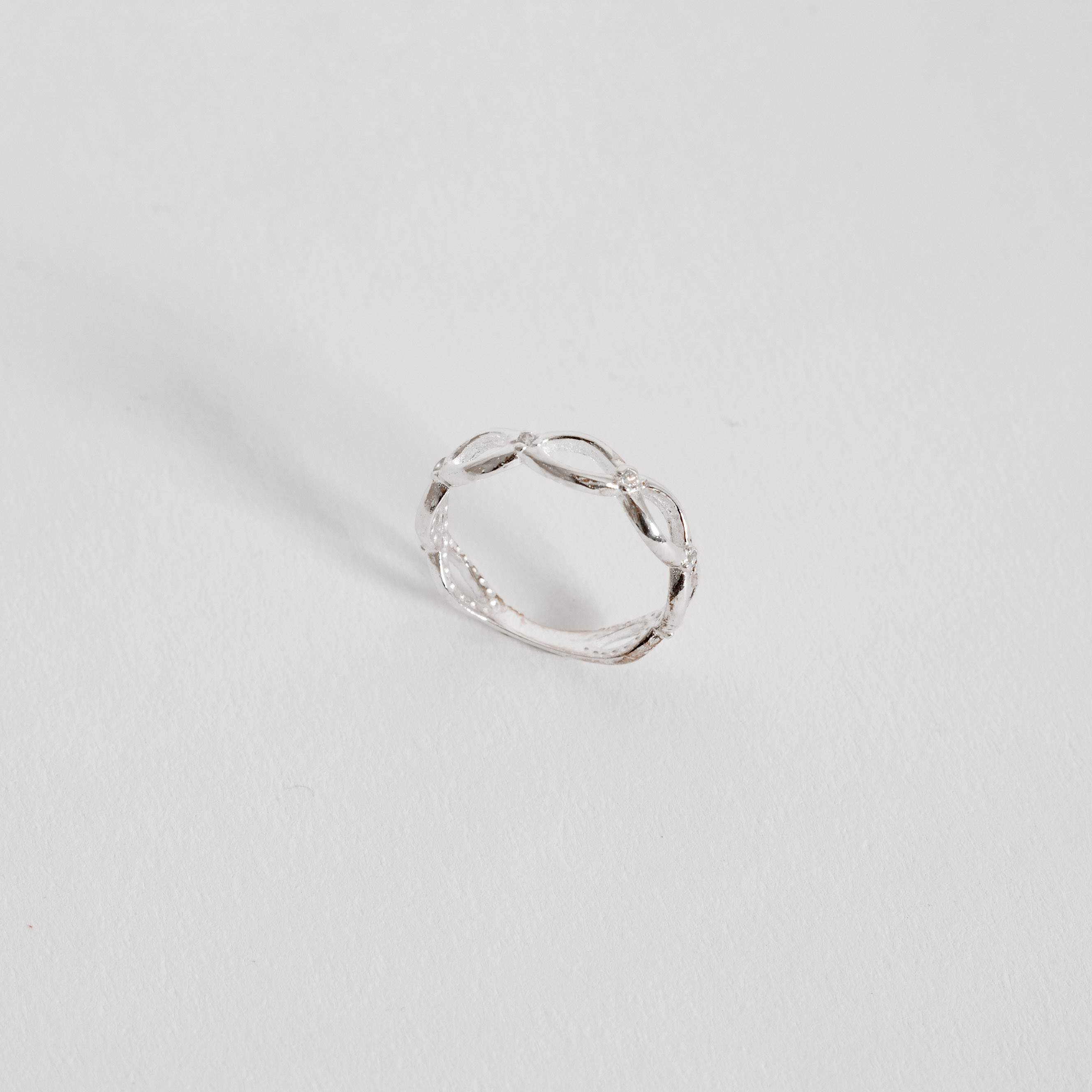 Imagem Anel navetes vazados e zircônias