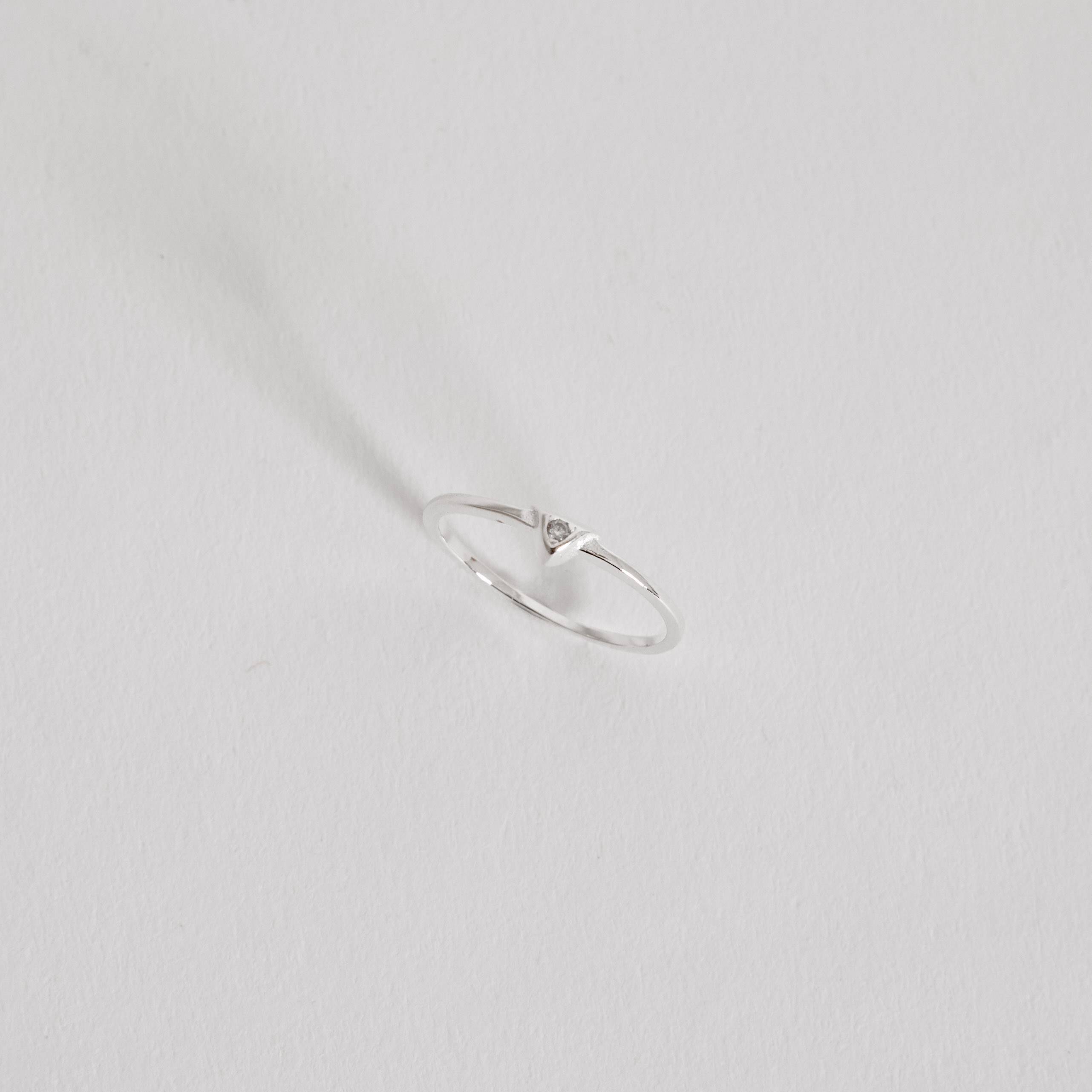 Anel triângulo com zircônia 