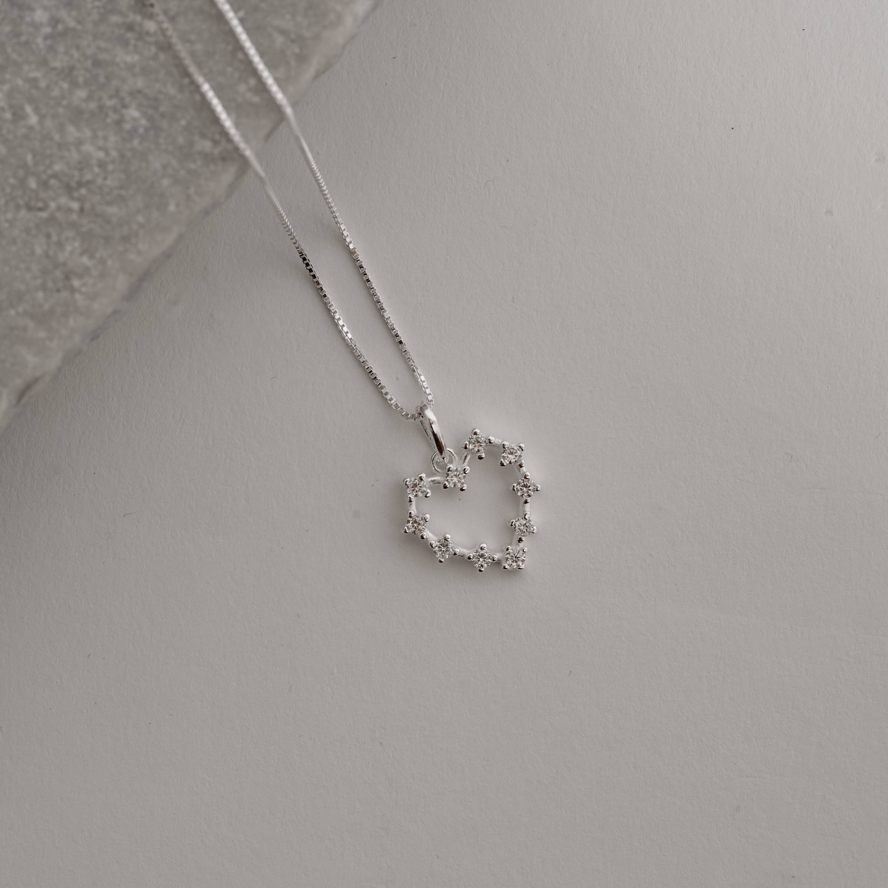 Imagem Secundária Colar pingente coração vazado com zircônias 15mm 45cm