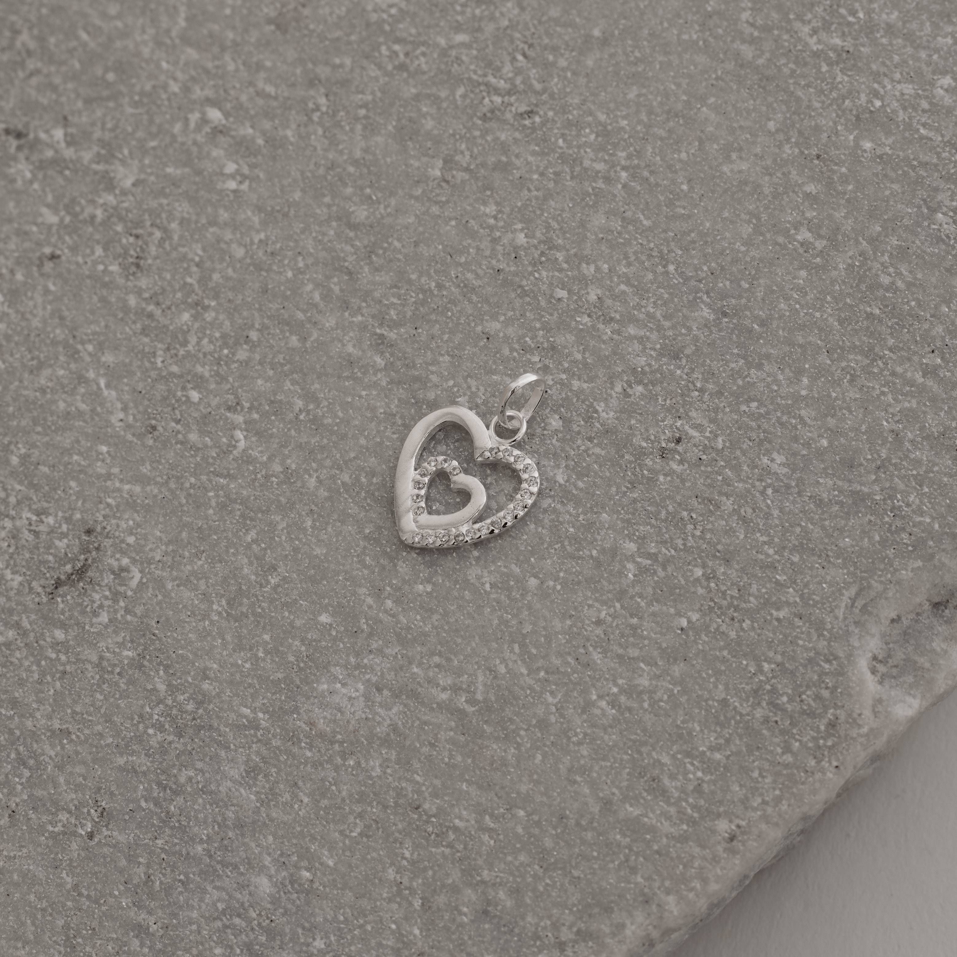 Pingente 2 corações vazados com cravejado 13mm