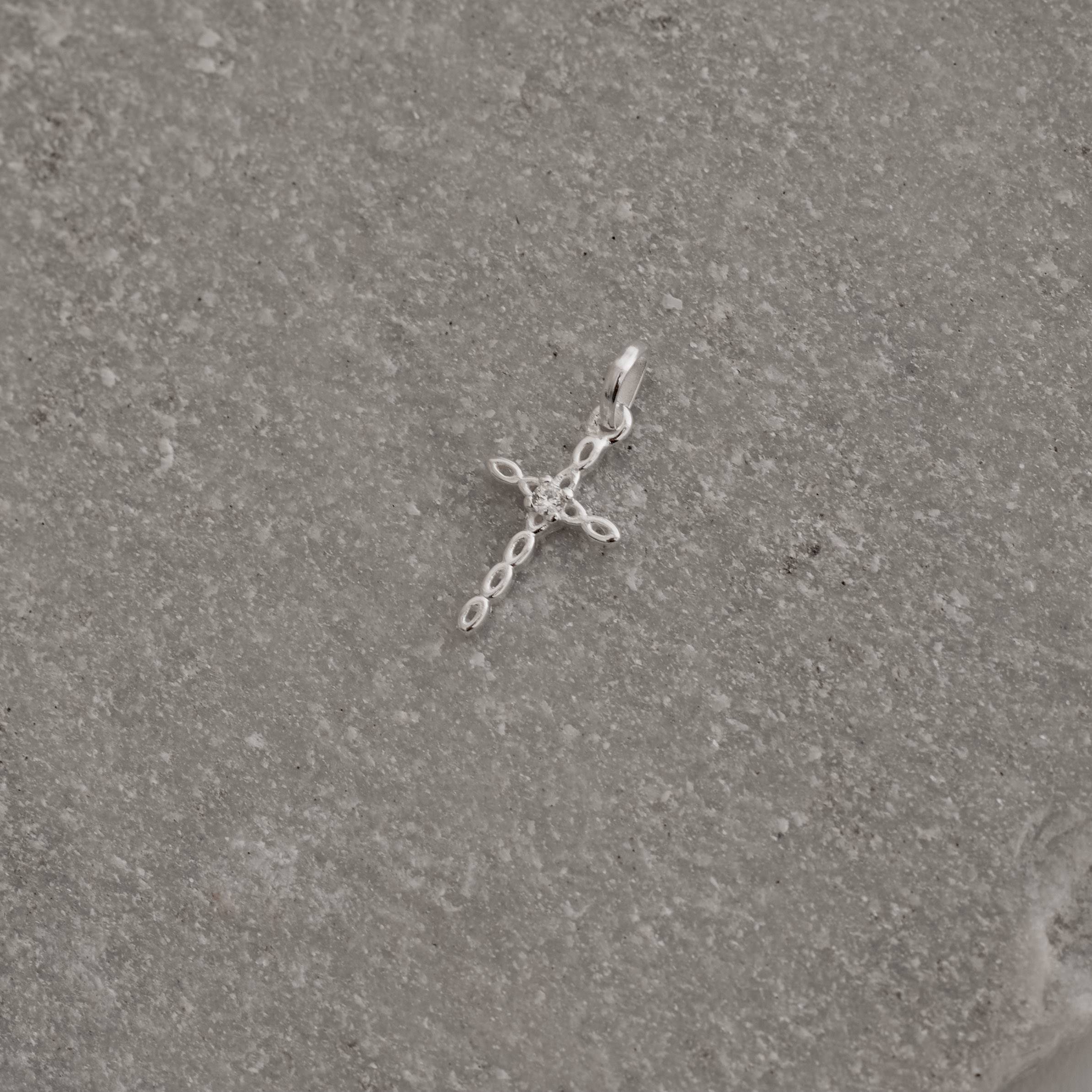 Pingente cruz vazada com zircônia 14mm