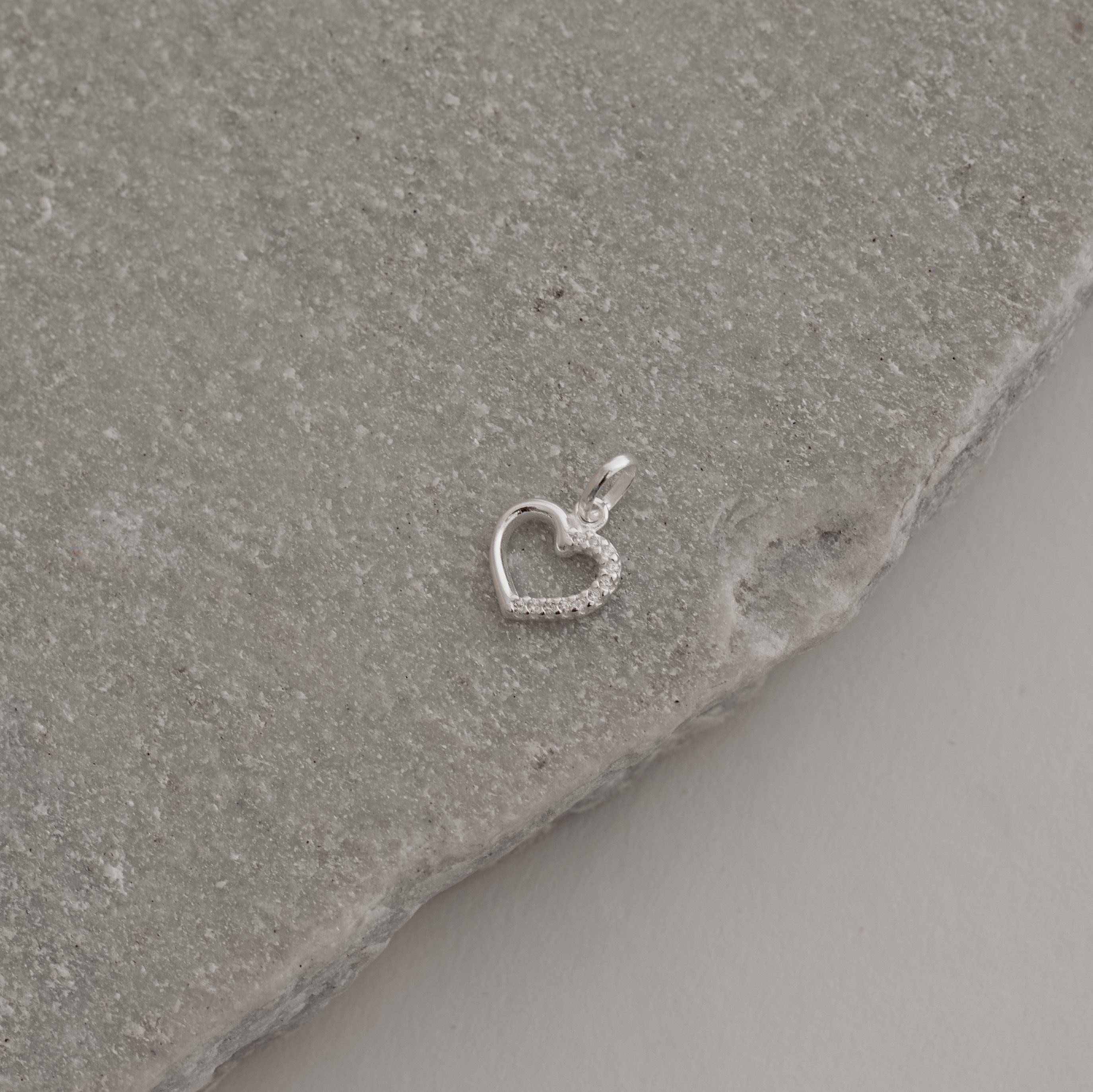 Pingente coração vazado metade cravejado 10mm