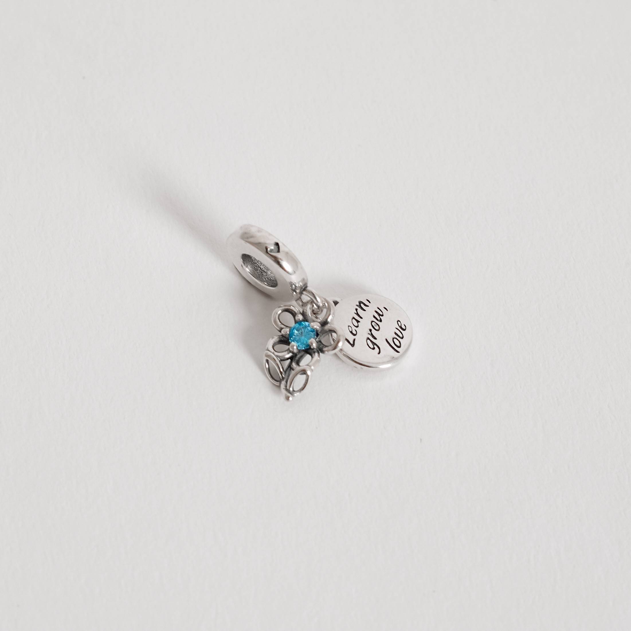 Imagem Berloque pingentes flor com zircônia azul e placa learn, grow, love envelhecido