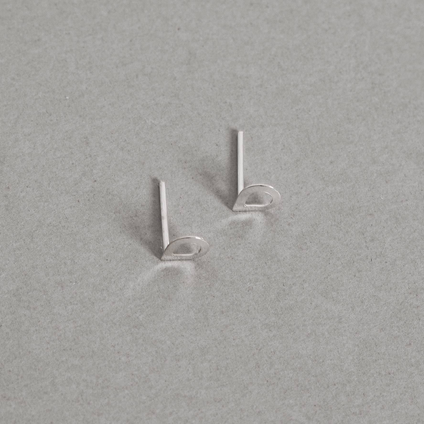 Brinco gota vazada 6mm