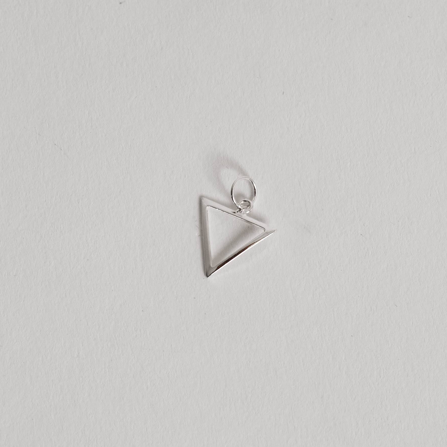 Pingente triângulo vazado 12mm