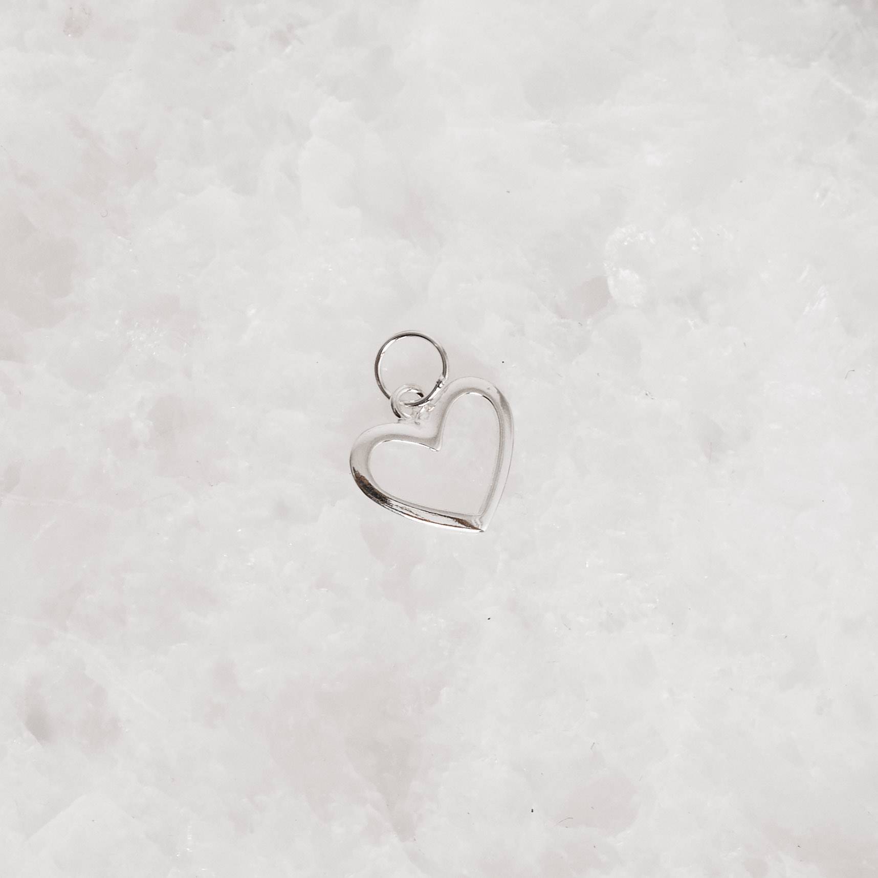 Pingente coração vazado 11mm