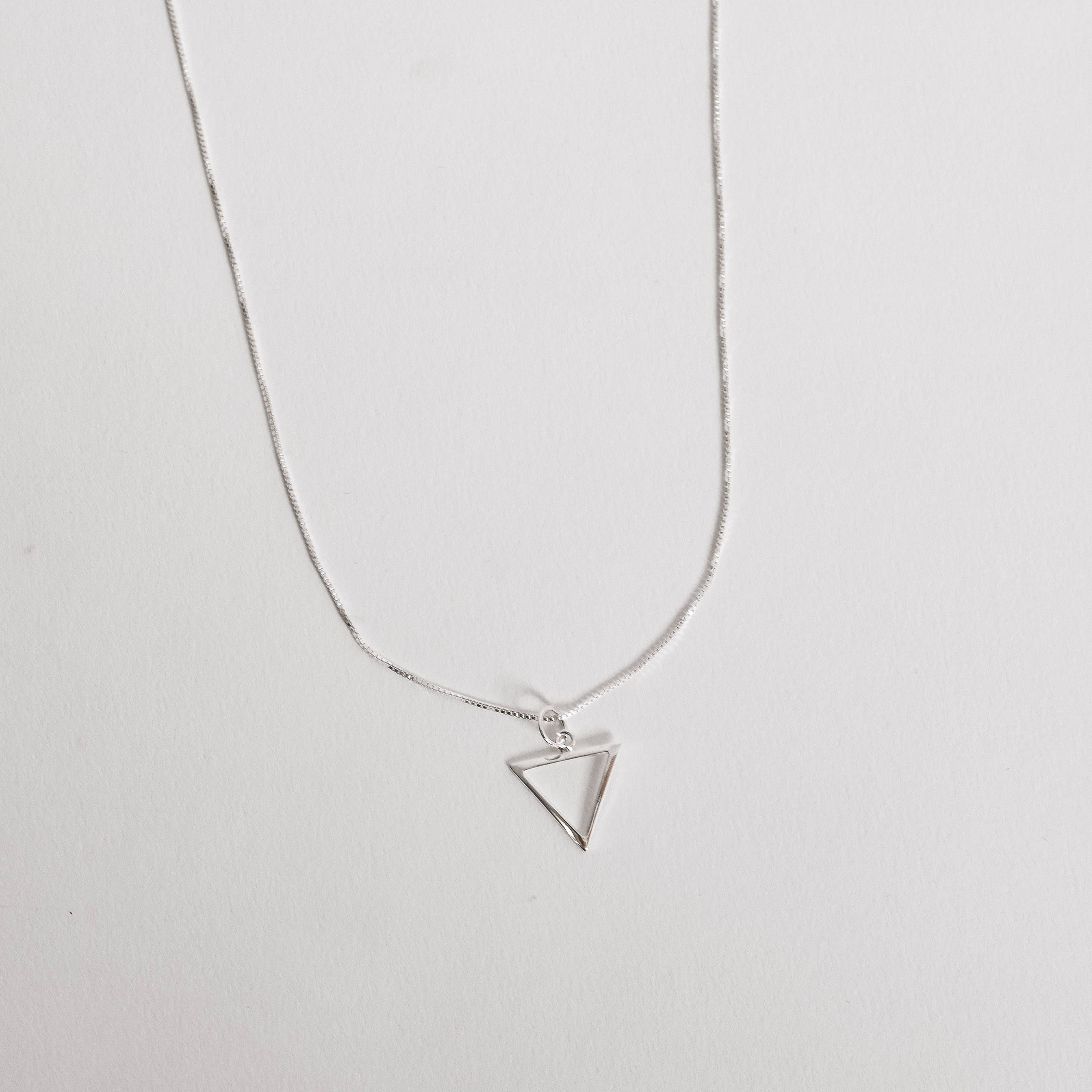 Imagem Colar pingente triângulo vazado 12mm 40cm