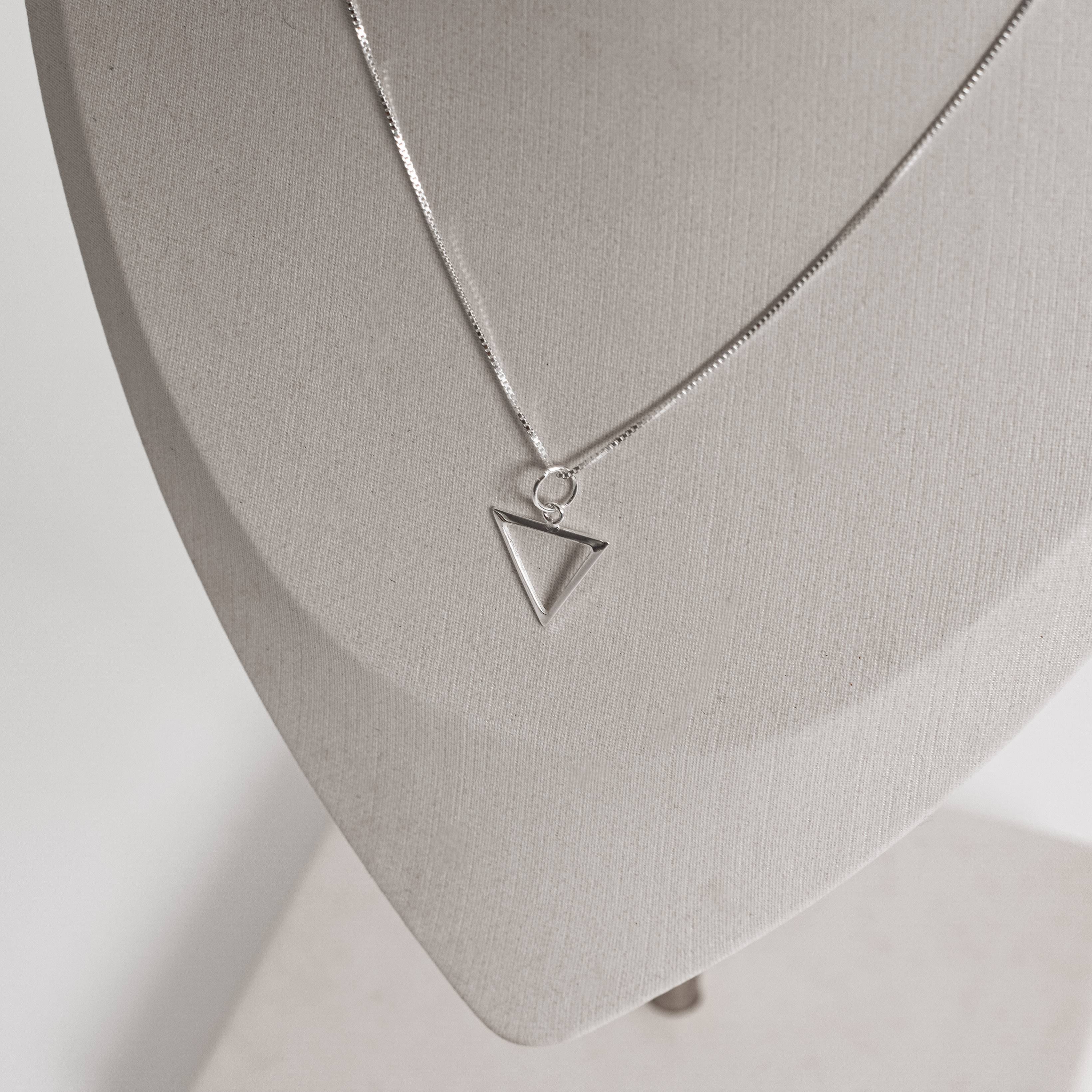 Imagem Secundária Colar pingente triângulo vazado 12mm 40cm