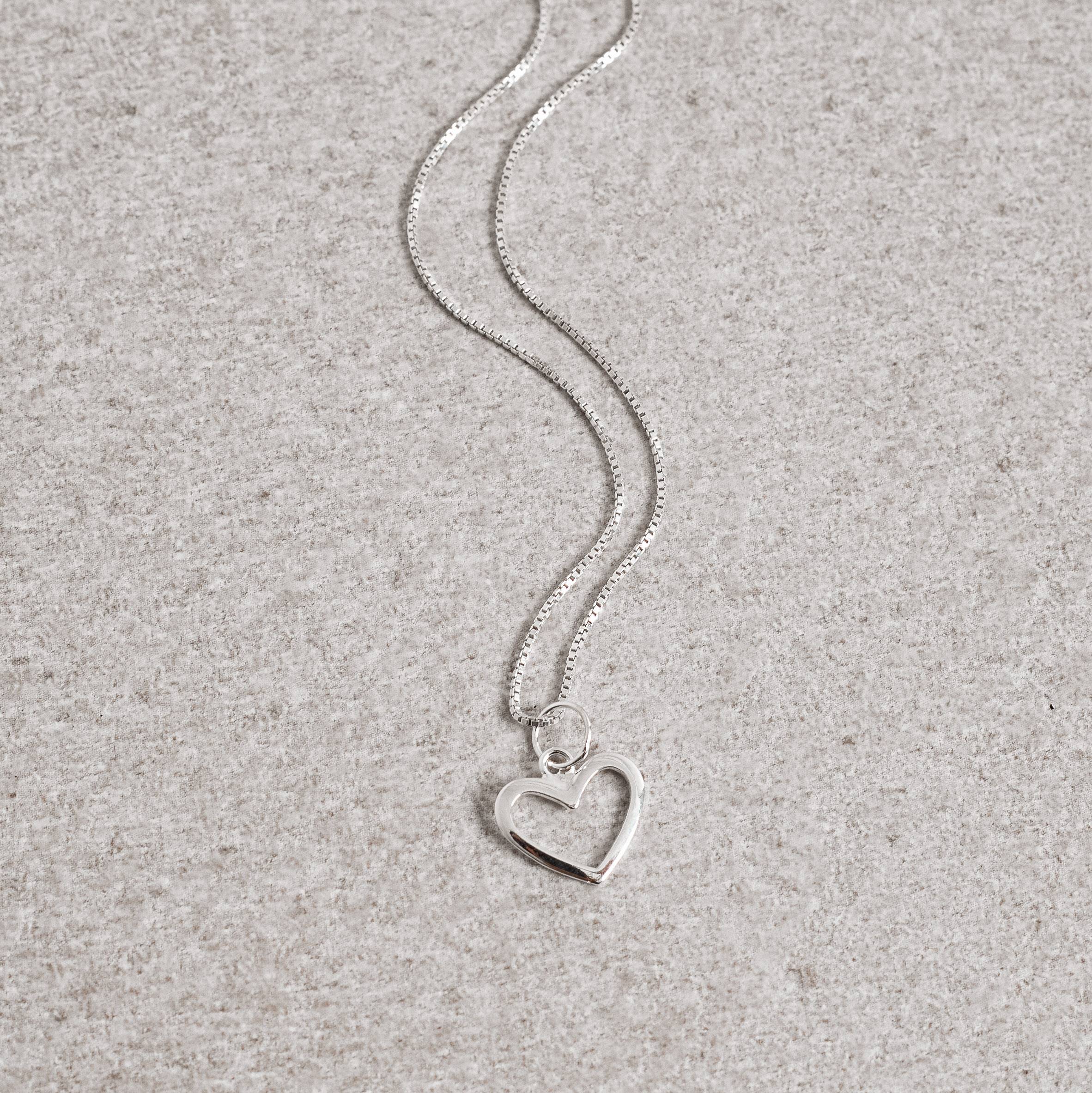 Colar pingente coração vazado 11mm 40cm