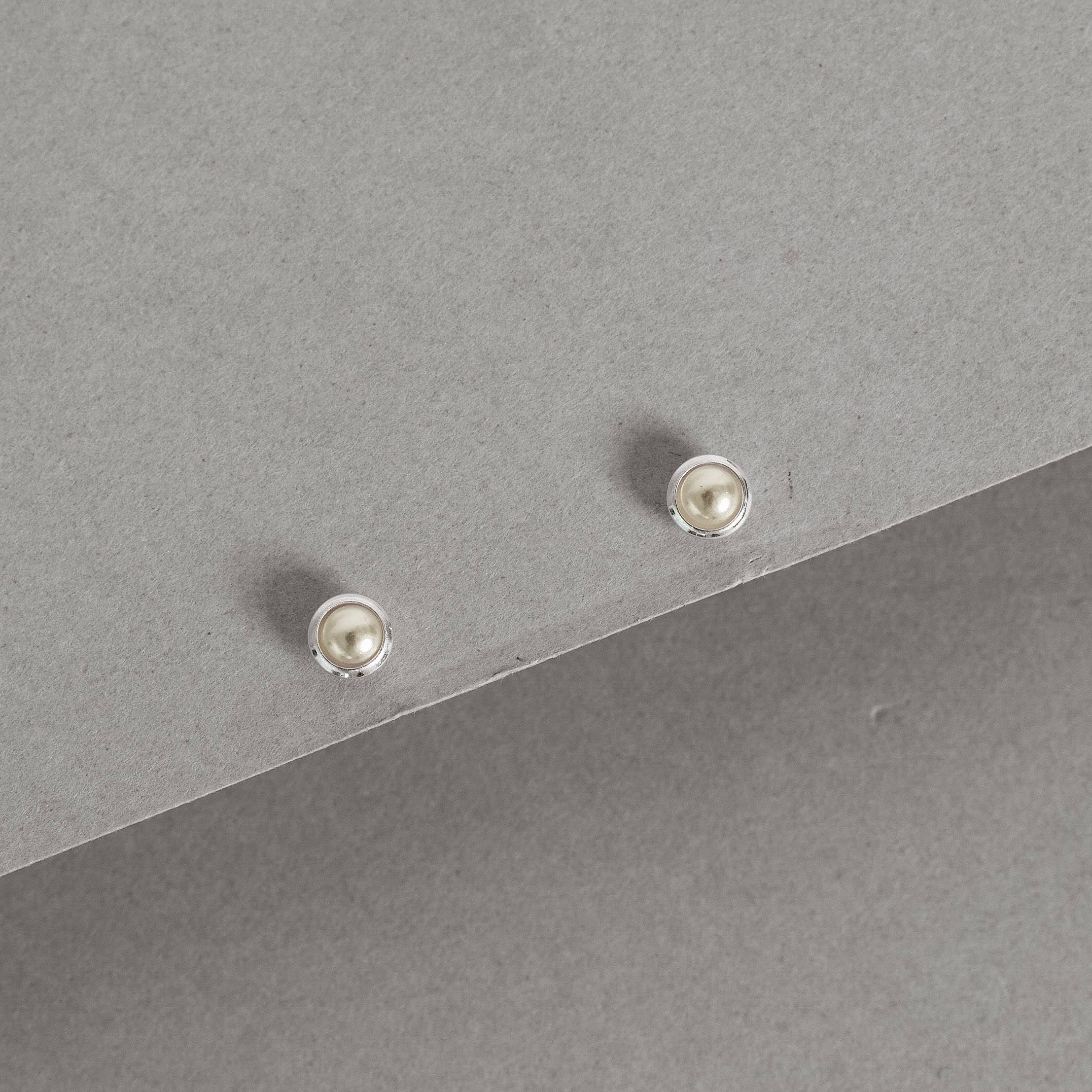 Imagem Brinco meia pérola 4mm