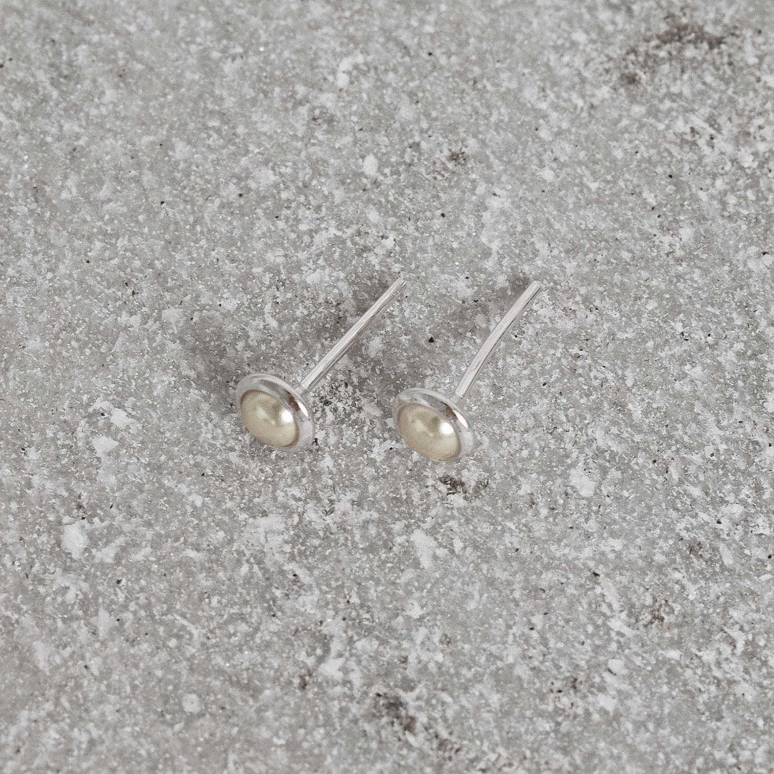 Brinco meia pérola 4mm