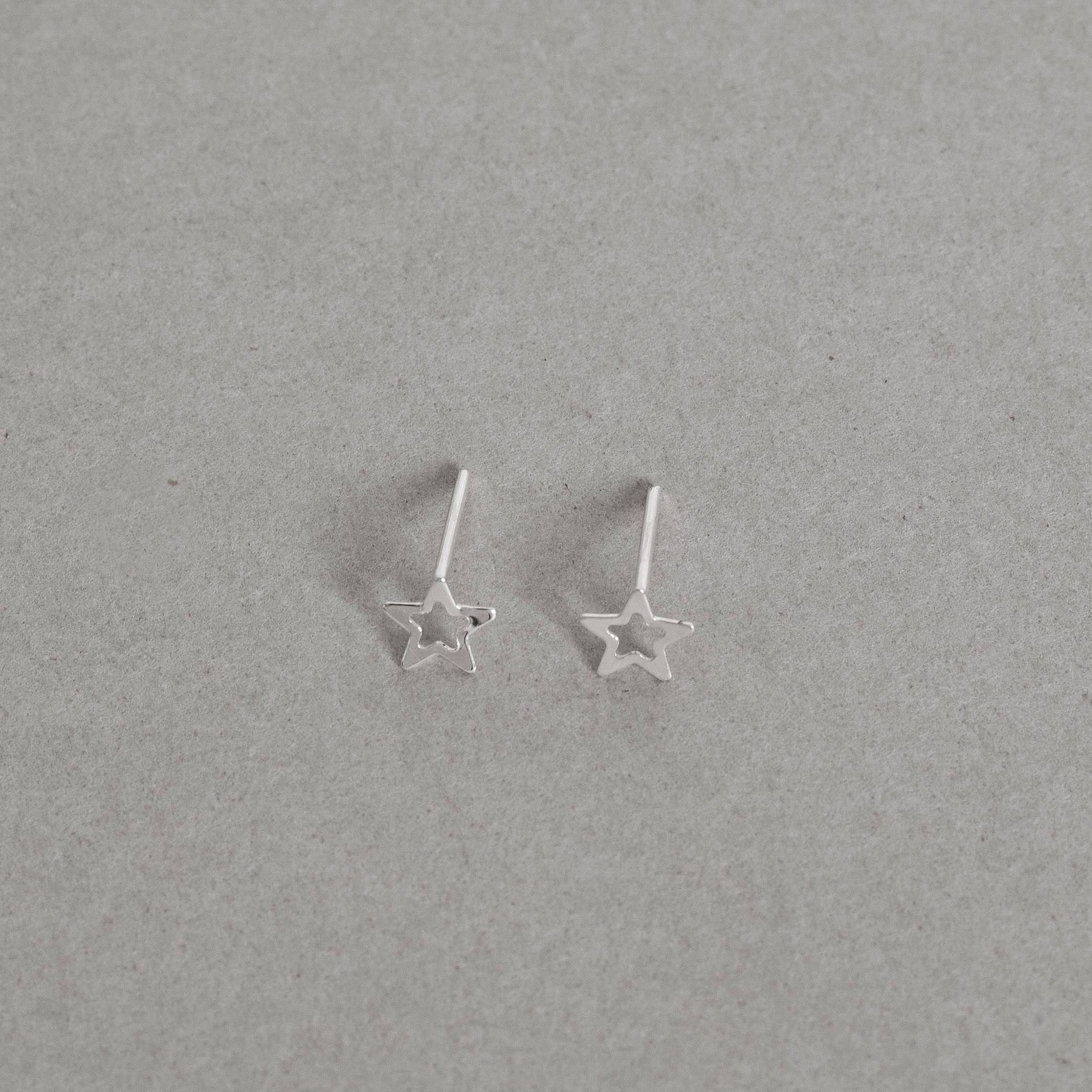 Brinco estrela vazada 6mm