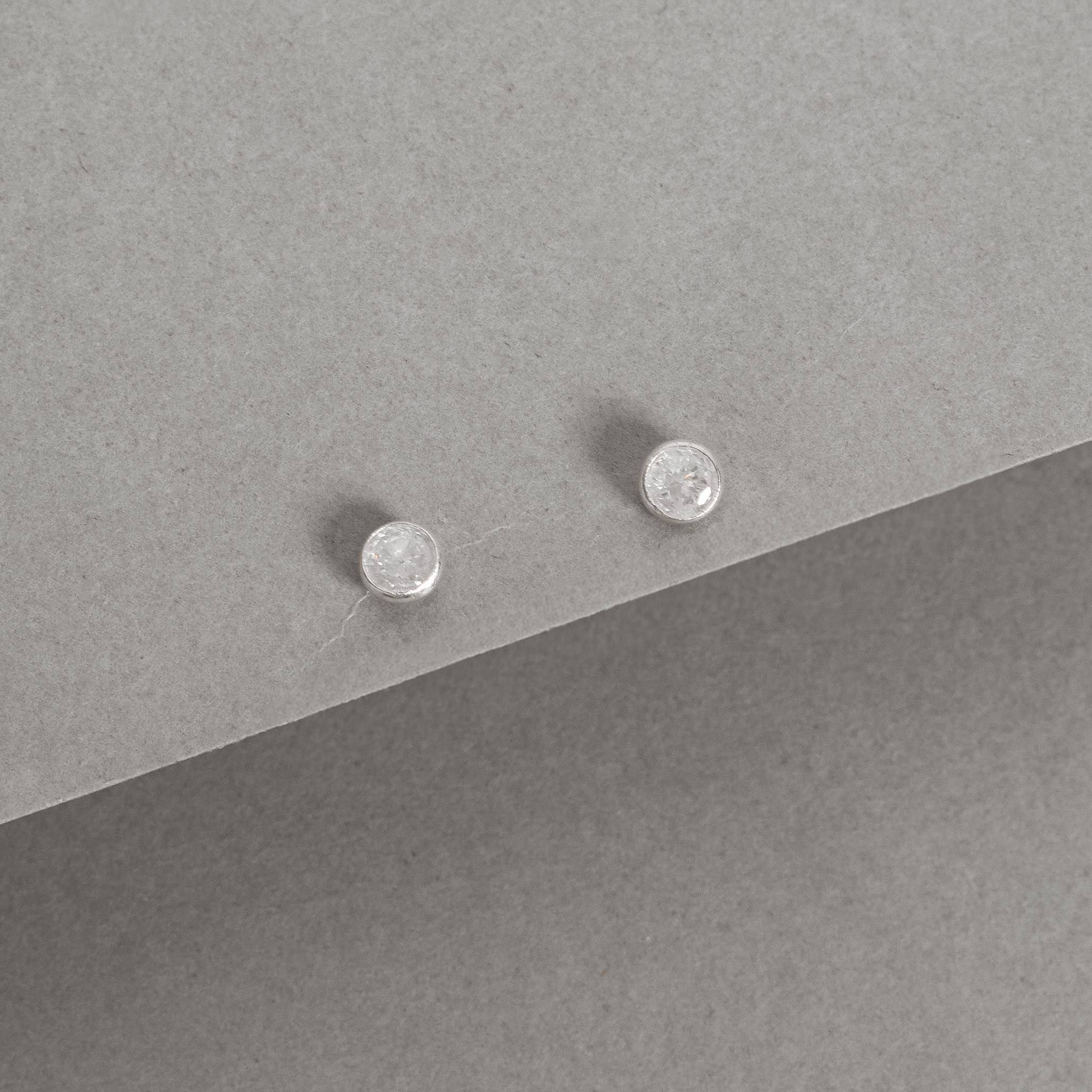 Imagem Brinco zircônia redonda cristal embutida 4mm