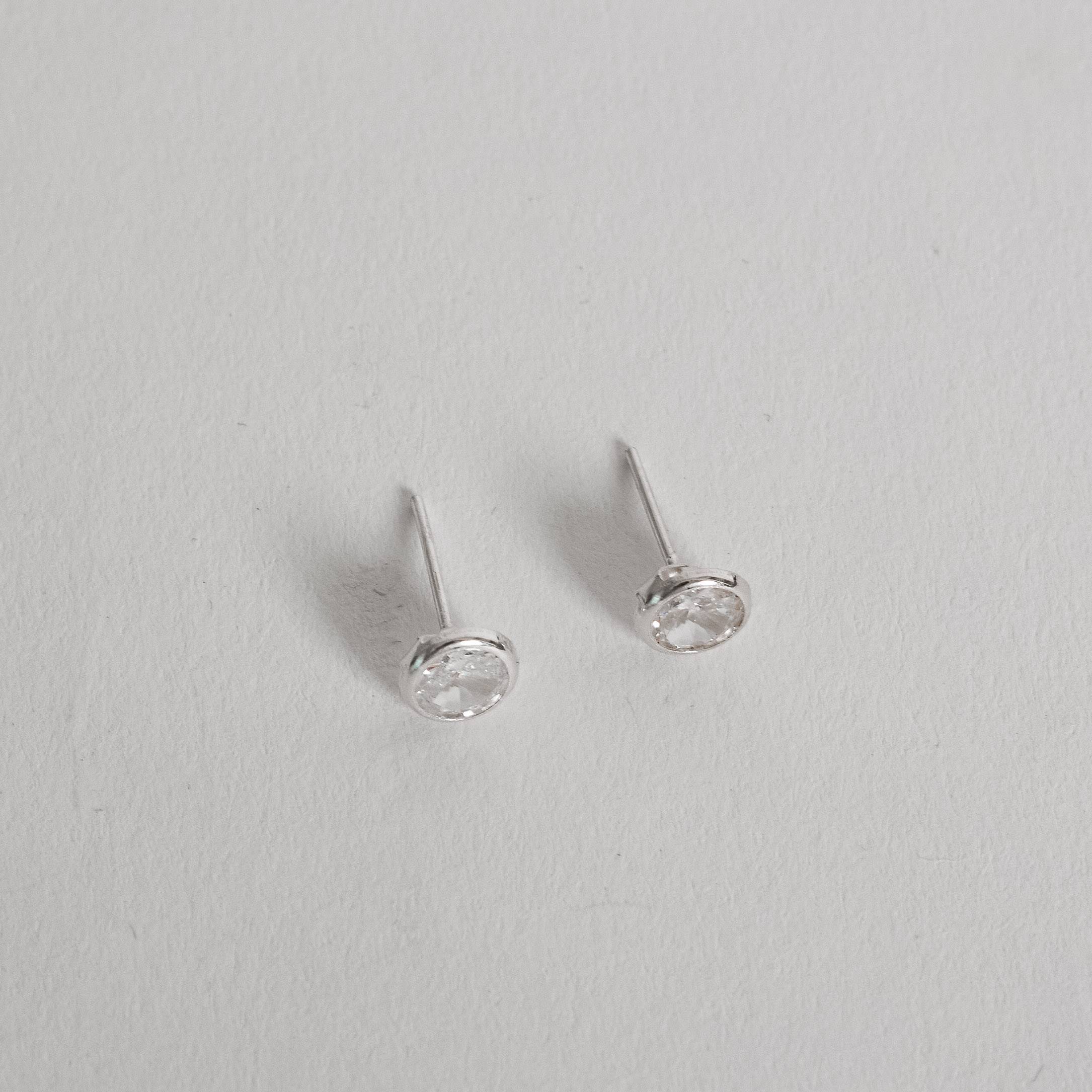 Brinco zircônia redonda cristal embutida 6mm